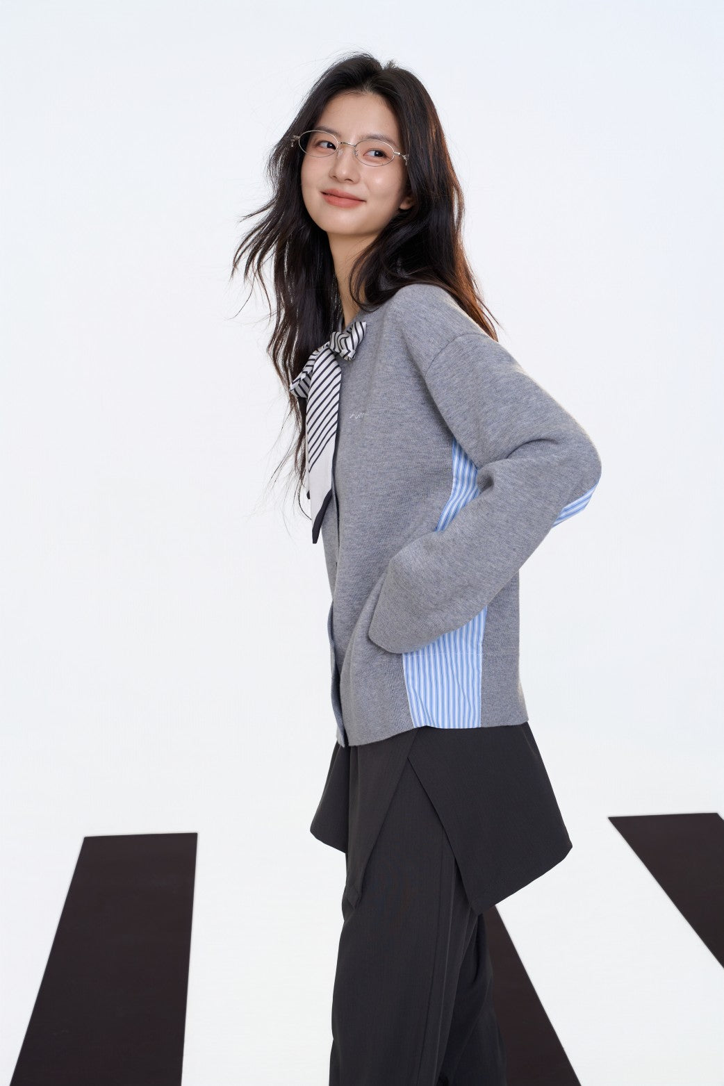 グレーの装飾が施されたダックスフンドのポロセーター