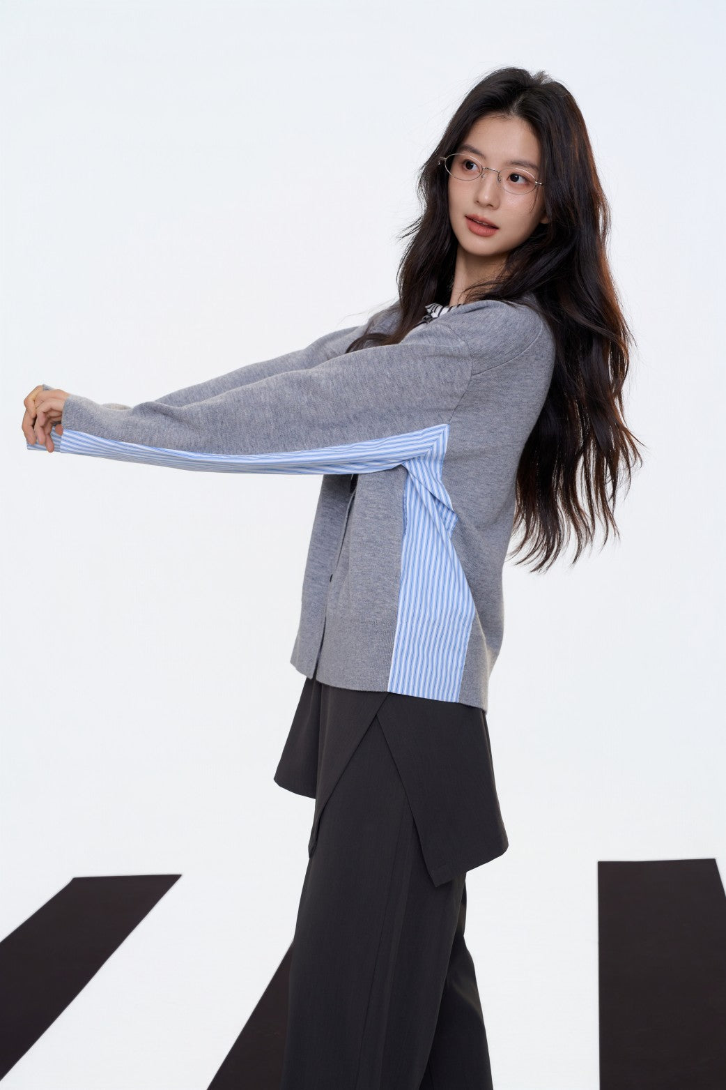 グレーの装飾が施されたダックスフンドのポロセーター