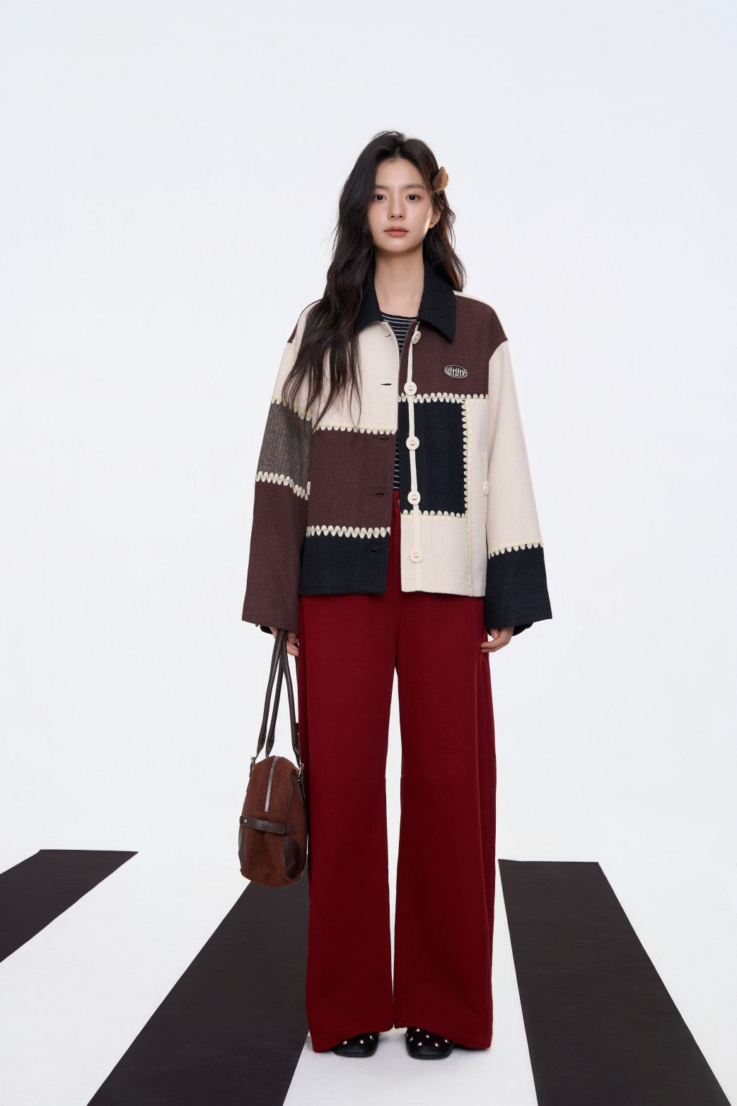 スプライスギアトリムとシルバーラベルが付いた黒と白のジャケット