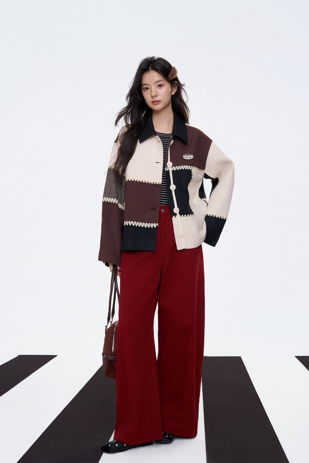 スプライスギアトリムとシルバーラベルが付いた黒と白のジャケット