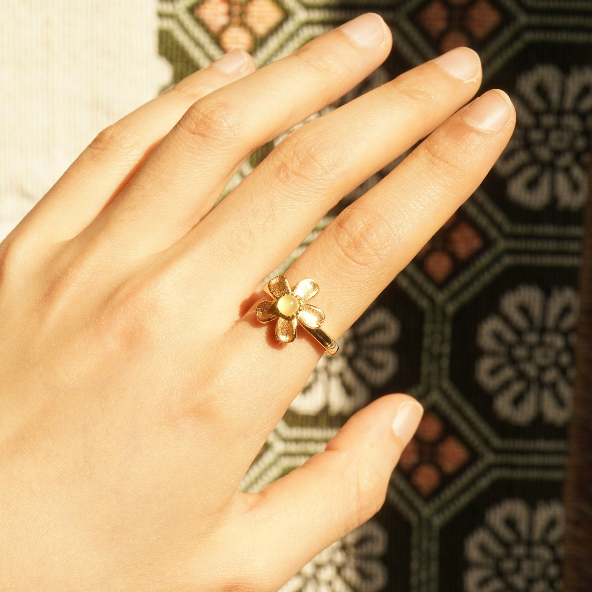 ToneTale 18K Gold Shimmering Star Flower Ring | MADAX