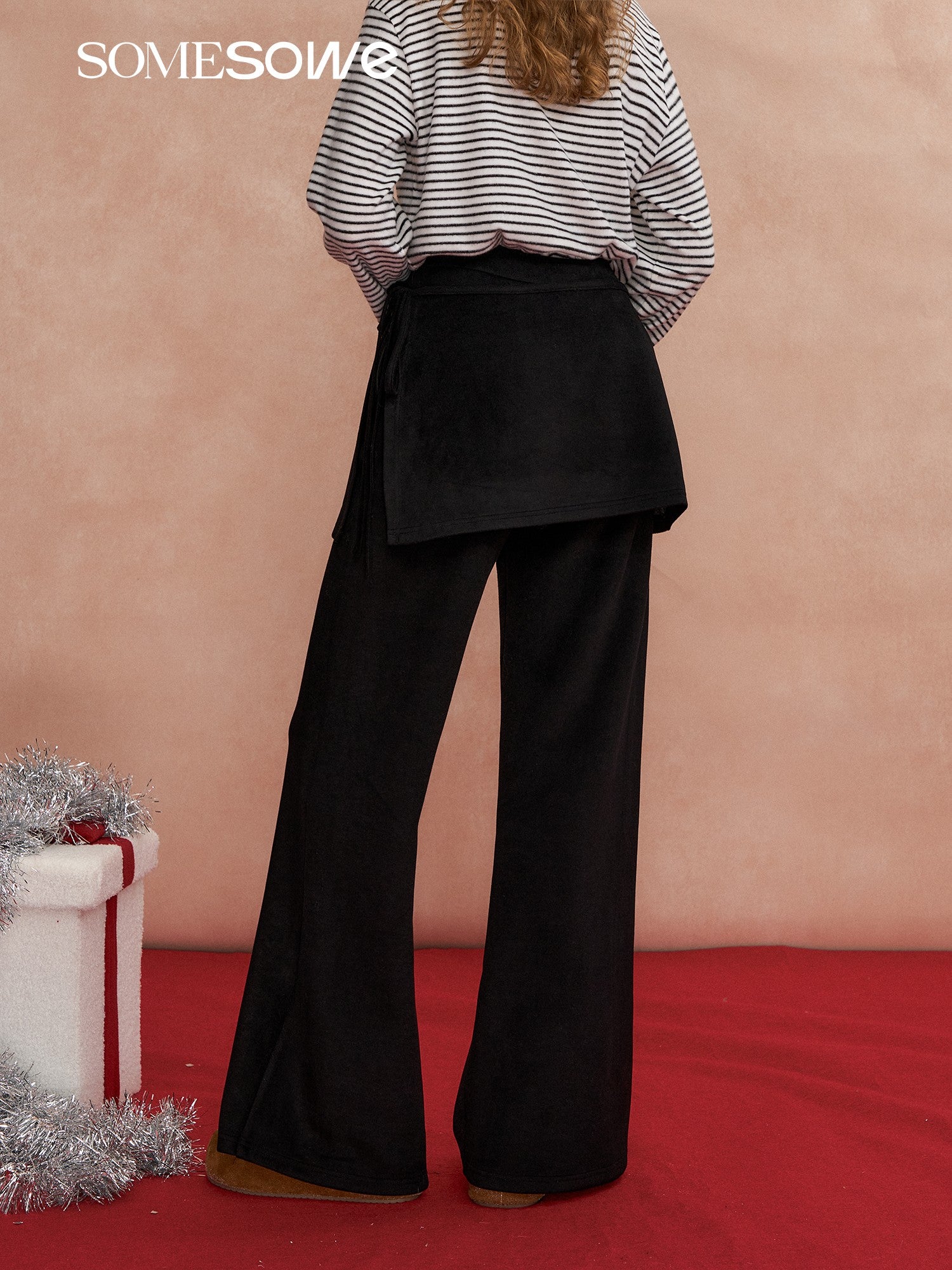 탈부착 가능한 블랙 컬러의 플레어 울 팬츠