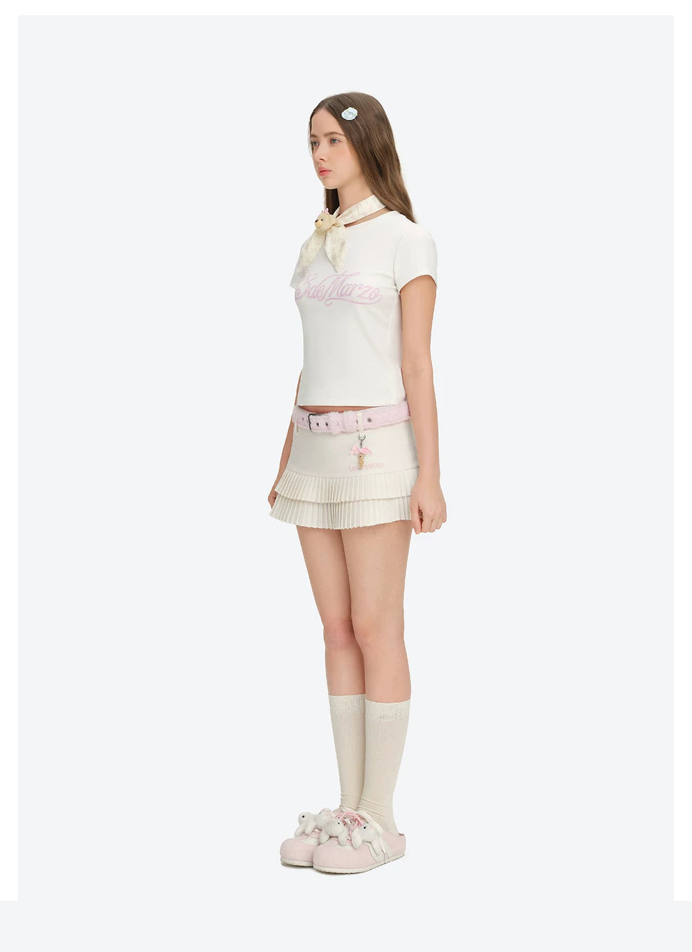칼라 고리가 겹쳐진 흰색 티셔츠