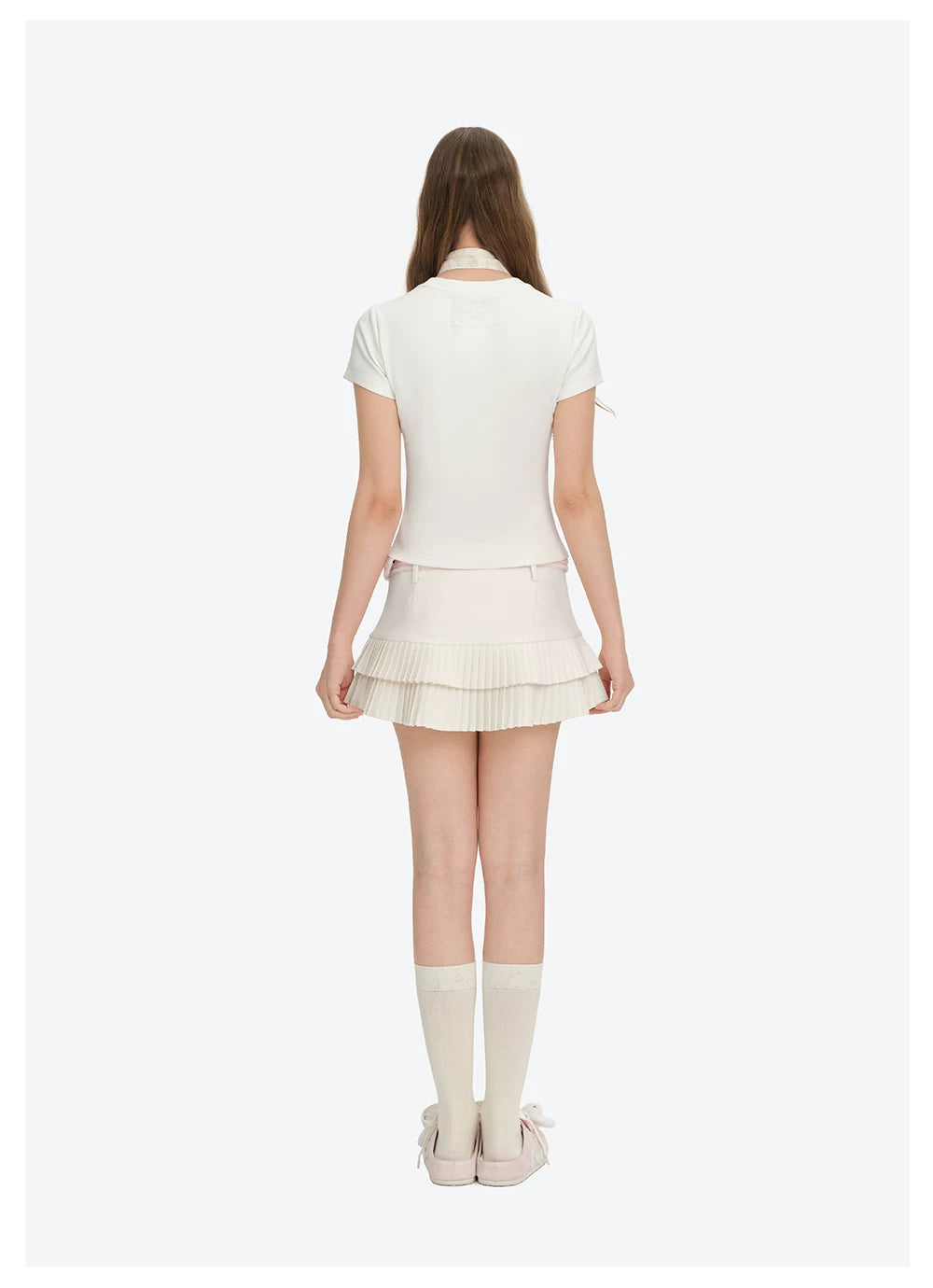 칼라 고리가 겹쳐진 흰색 티셔츠