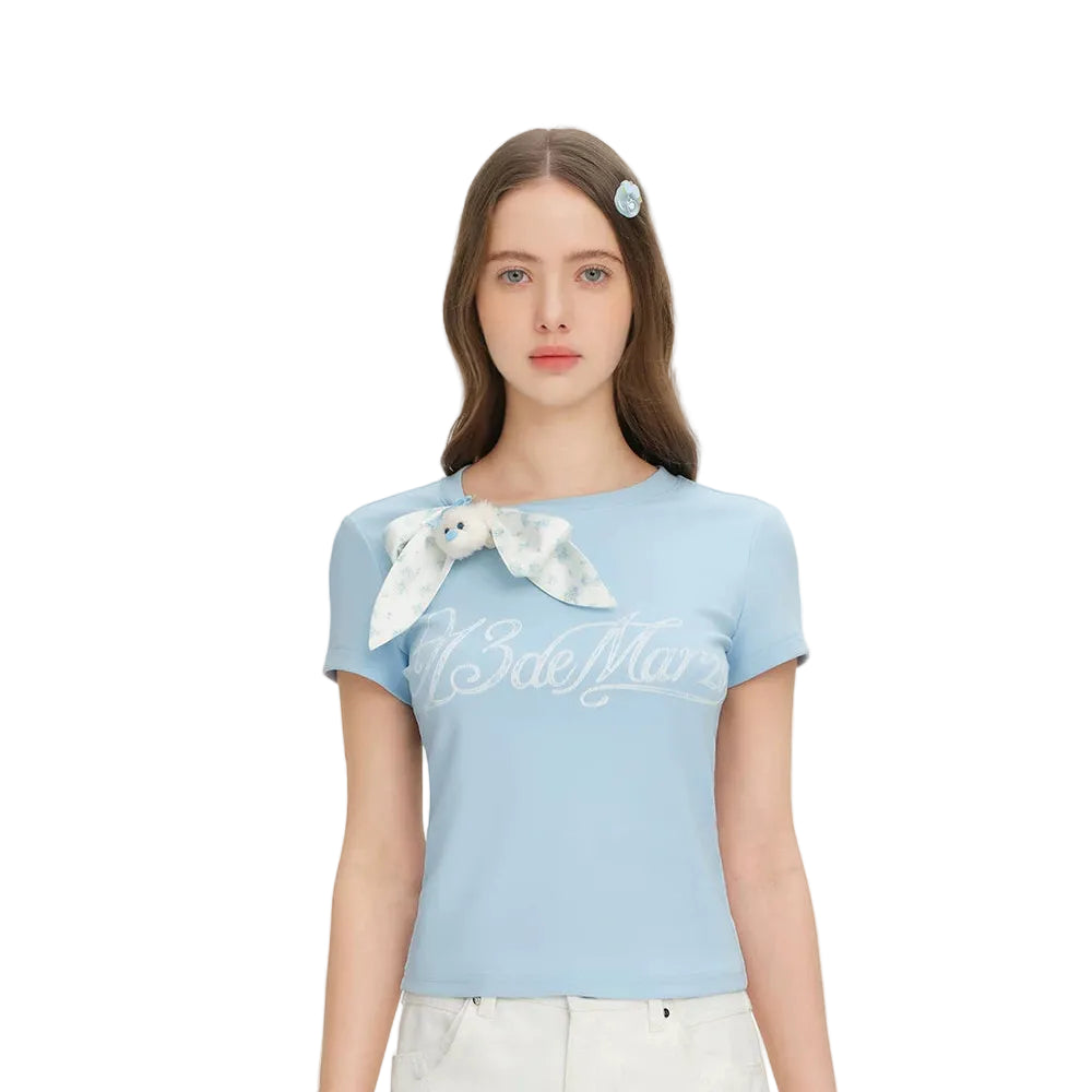 襟ループが重なった青いTシャツ