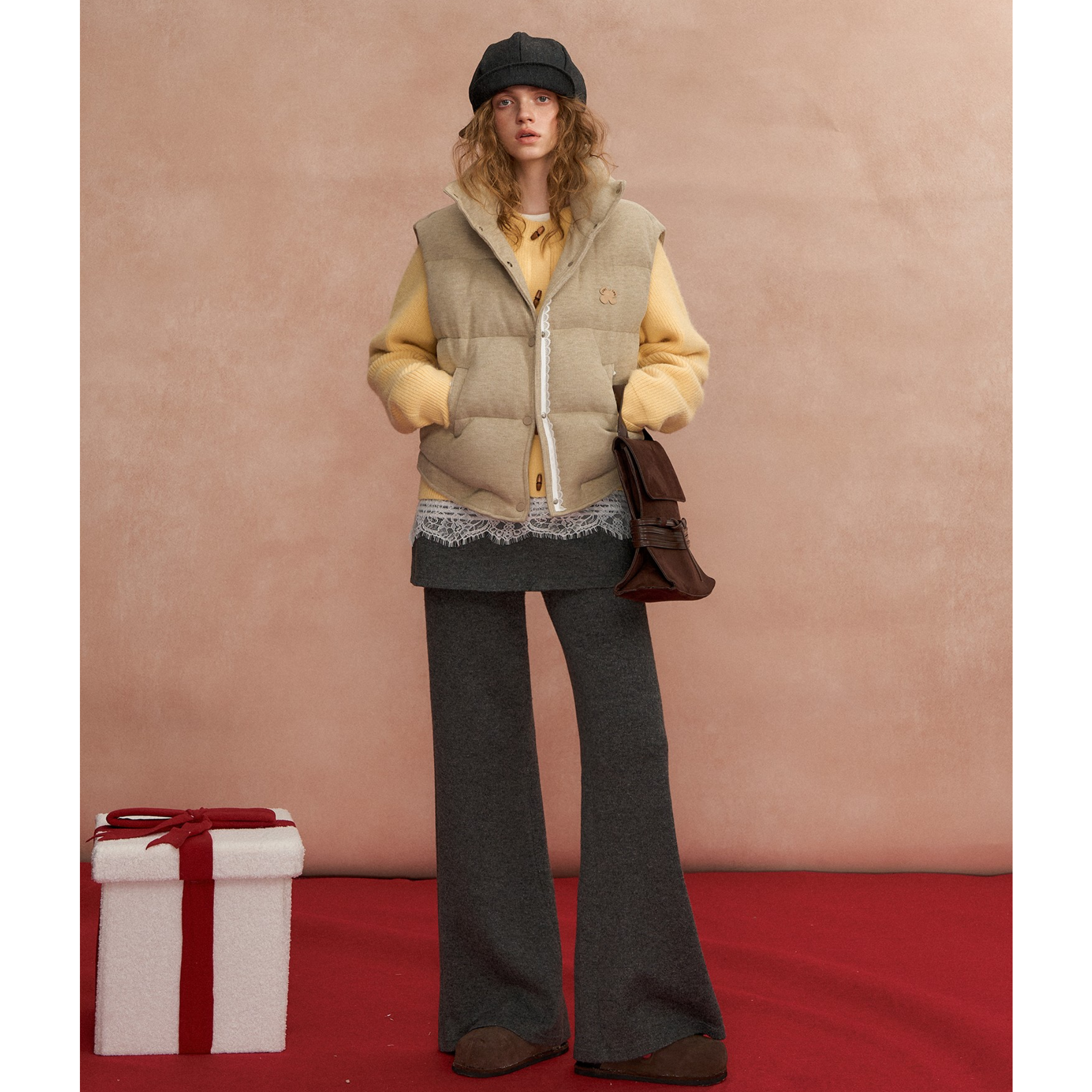 레이스 장식 스탠드업 칼라 브레드 베스트, 연갈색