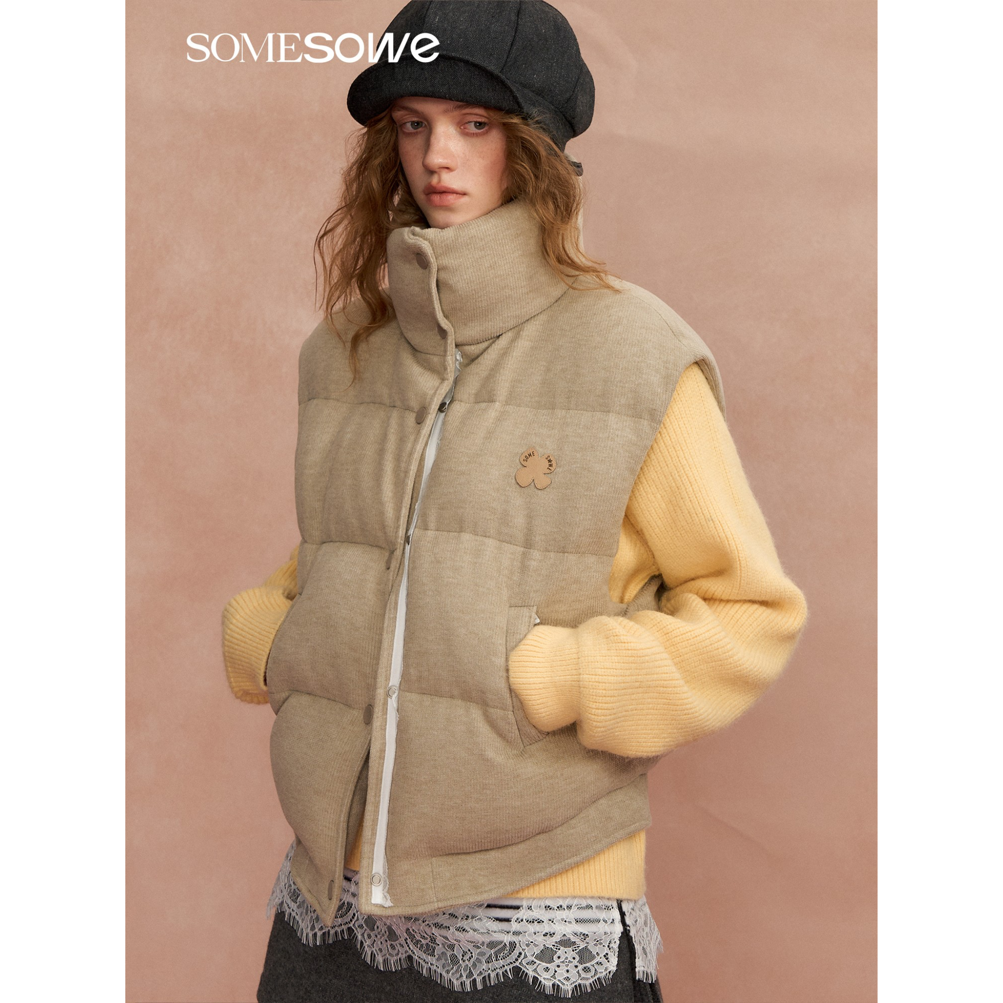 레이스 장식 스탠드업 칼라 브레드 베스트, 연갈색