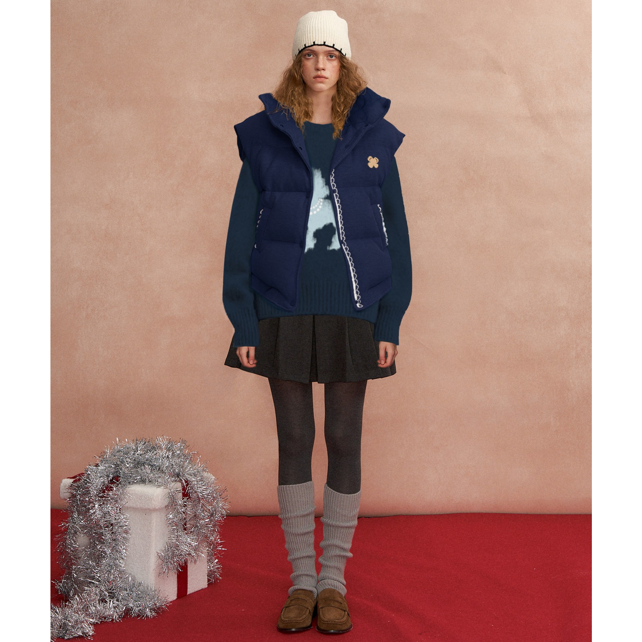 ネイビーブルーのスタンドカラー、レーストリムのブレッドベスト