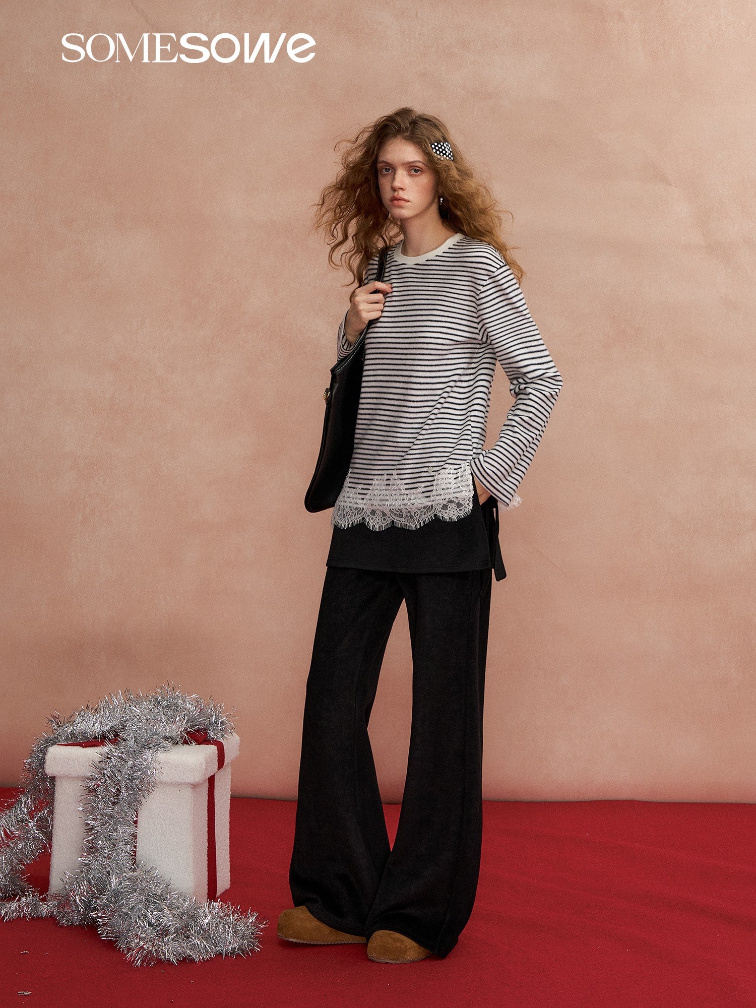 탈부착 가능한 블랙 컬러의 플레어 울 팬츠