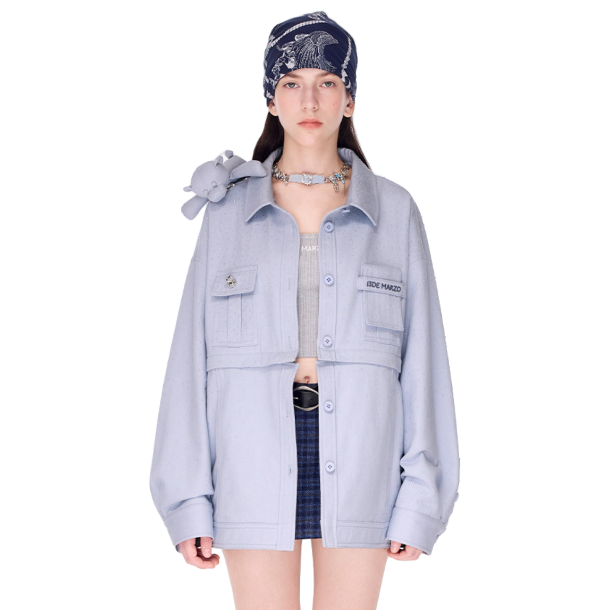 모조 다이아몬드로 뒤덮인 파란색 작업 셔츠