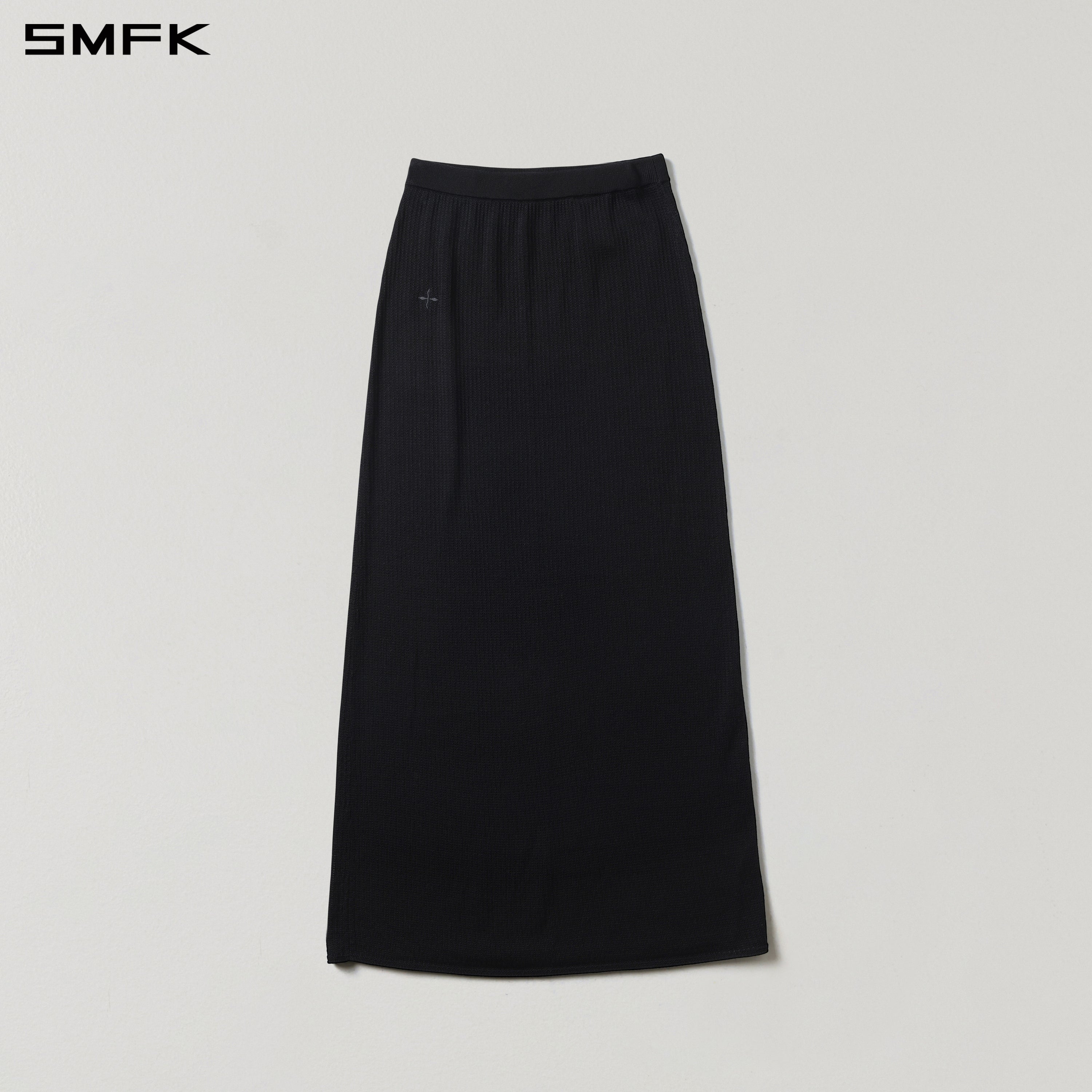 黒のストレートニットマキシスカート