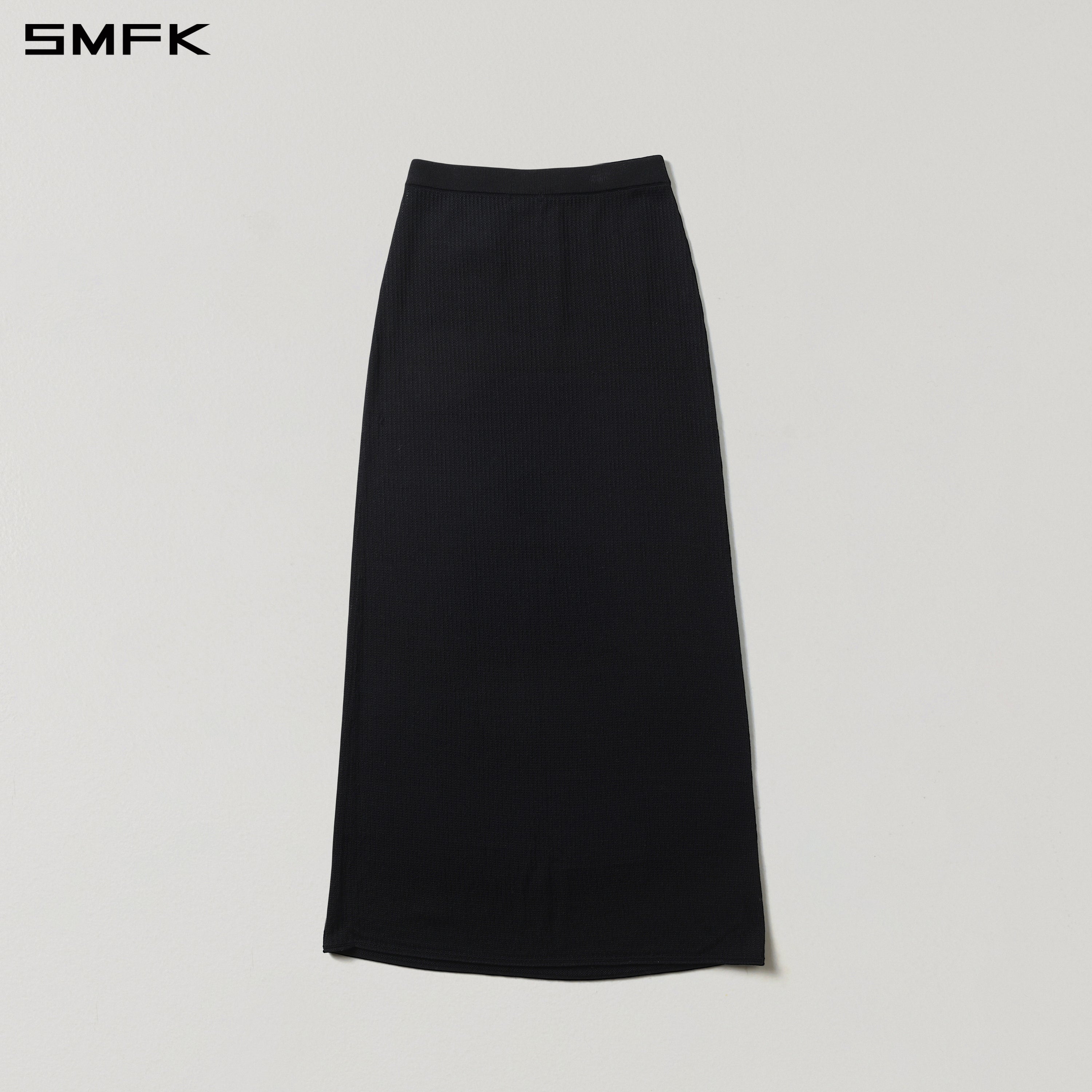 黒のストレートニットマキシスカート