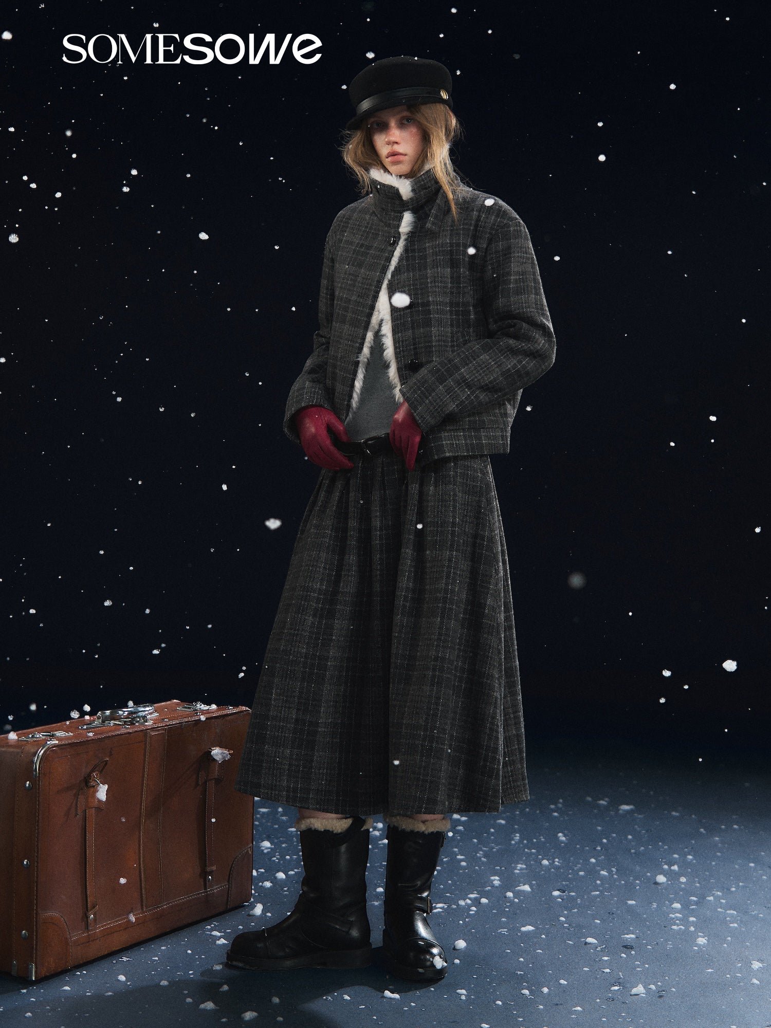 레트로 스타일의 체크무늬 주름 미디 스커트, 회색