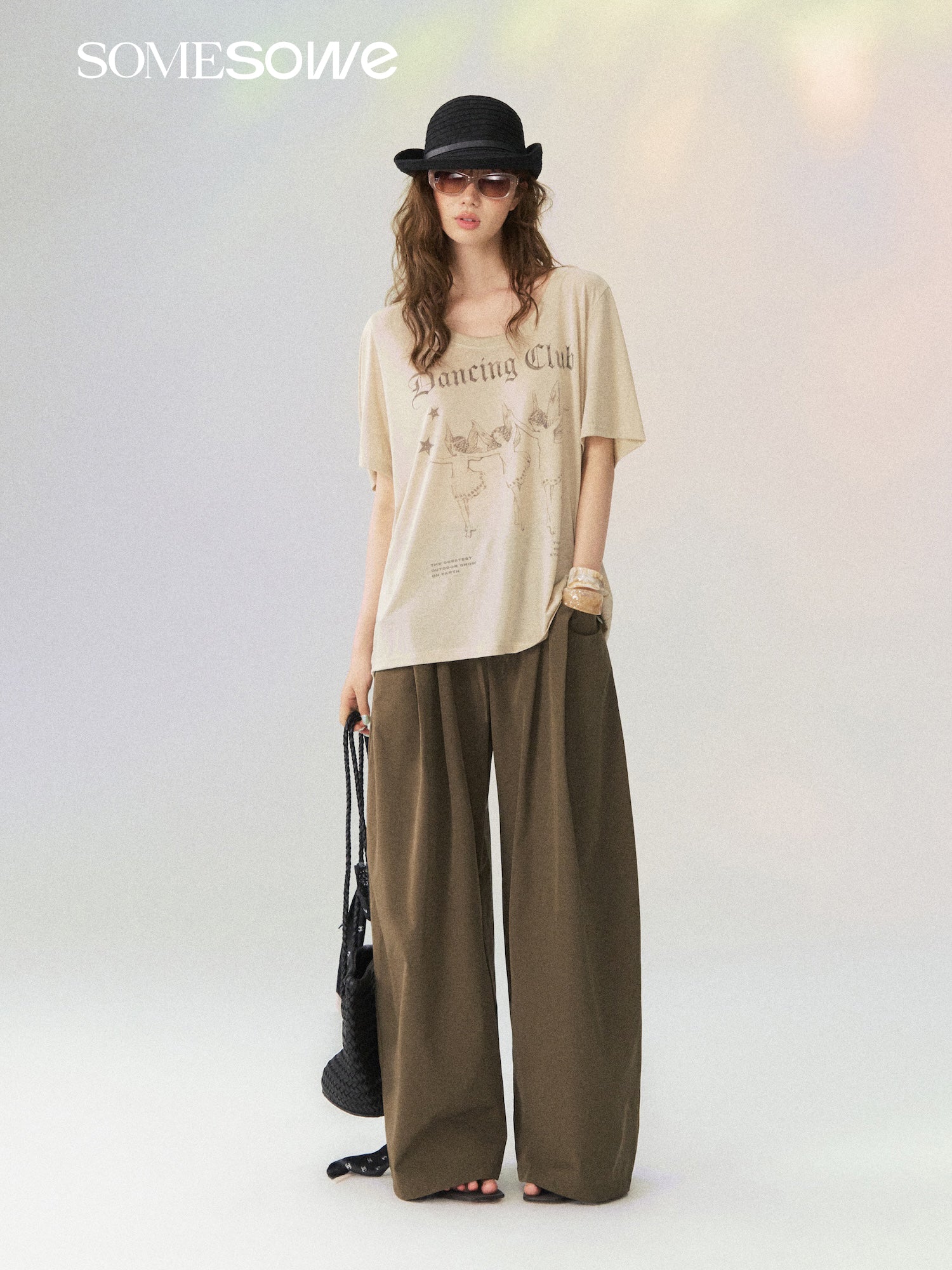 レトロなカーキ色の半袖Tシャツ