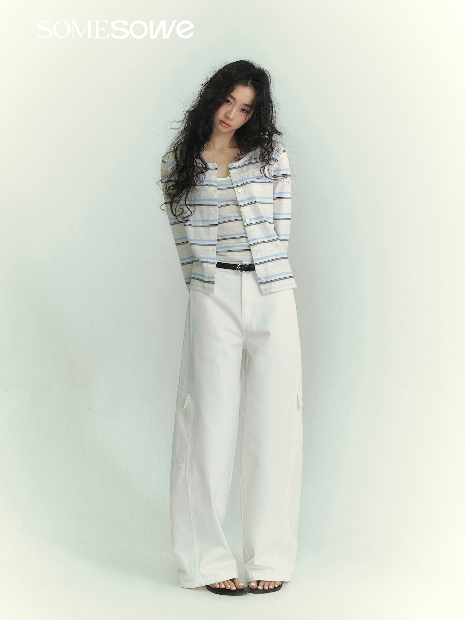 베이지와 그레이 스트라이프 패턴의 편안한 핏 스트라이프 가디건 투피스 세트