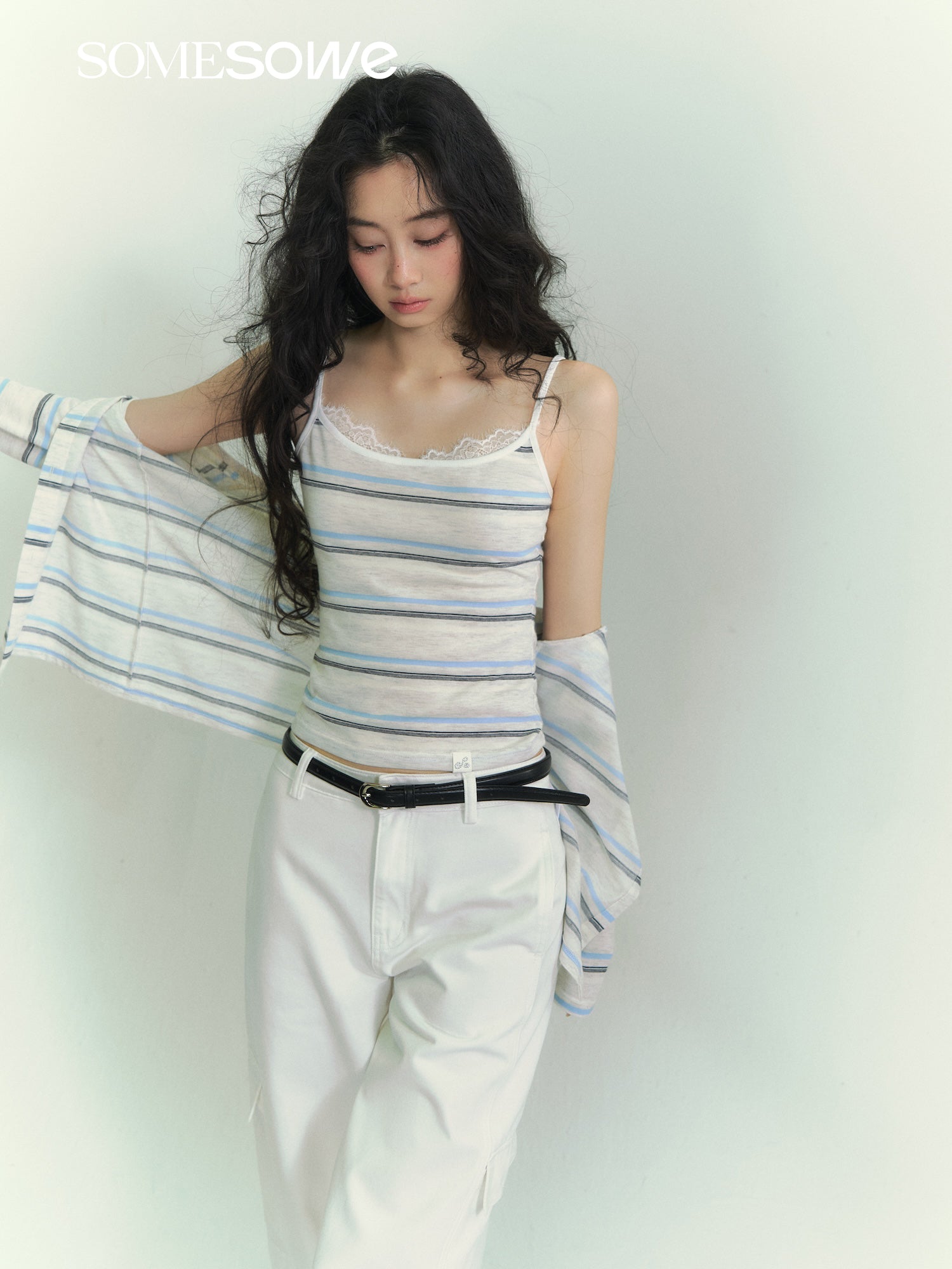 베이지와 그레이 스트라이프 패턴의 편안한 핏 스트라이프 가디건 투피스 세트