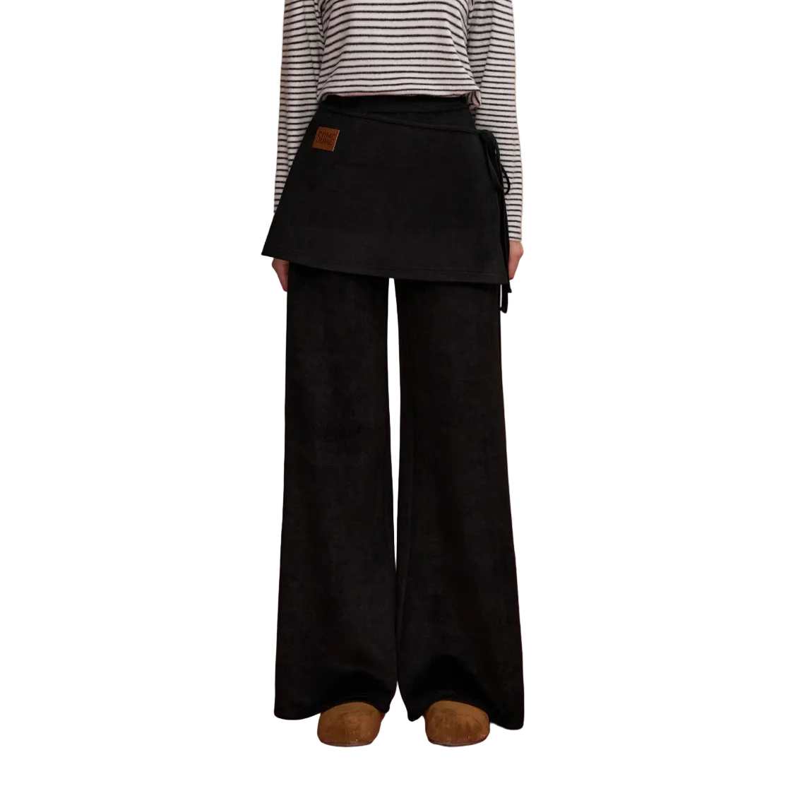 탈부착 가능한 블랙 컬러의 플레어 울 팬츠
