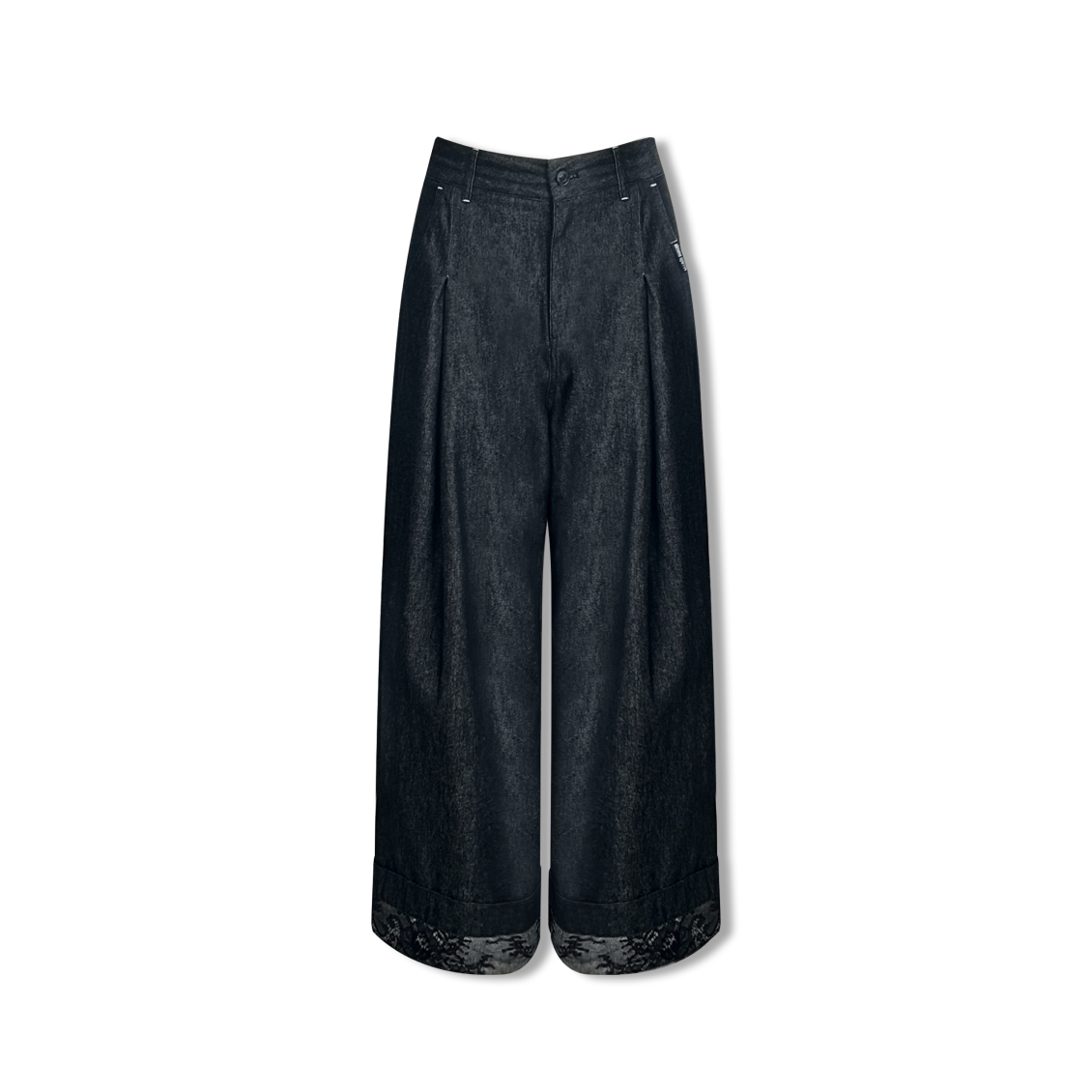 裾にレーストリムを施した黒のズボン