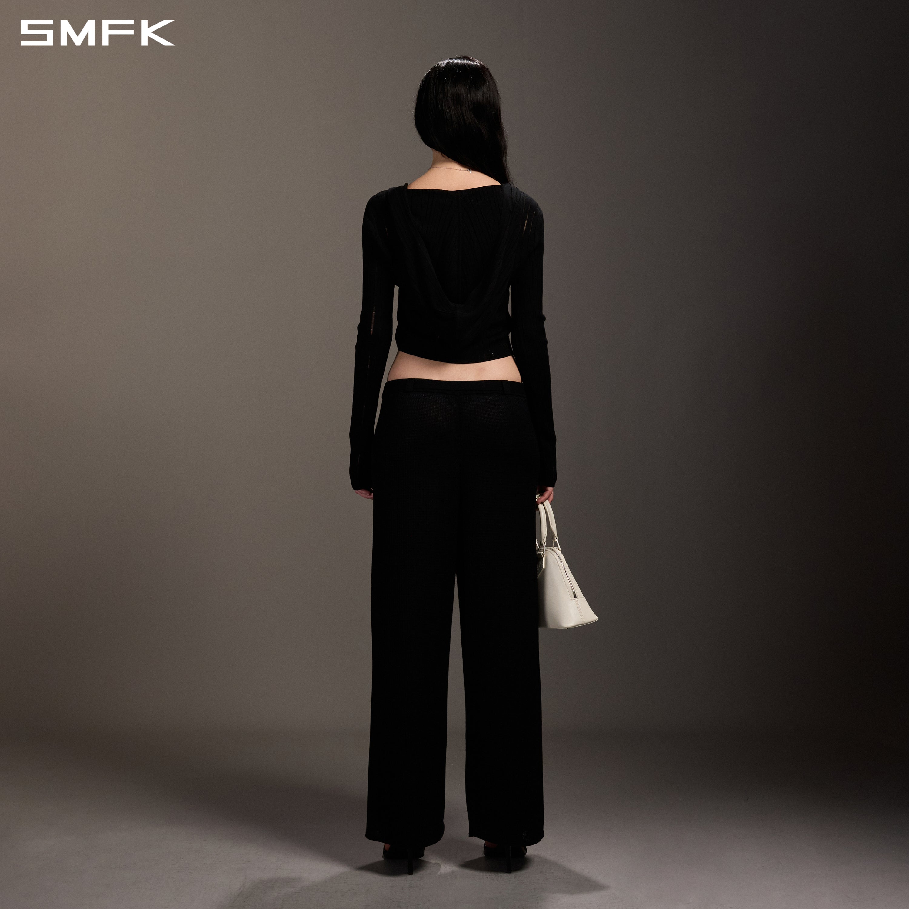 黒のストレートレッグニットパンツ