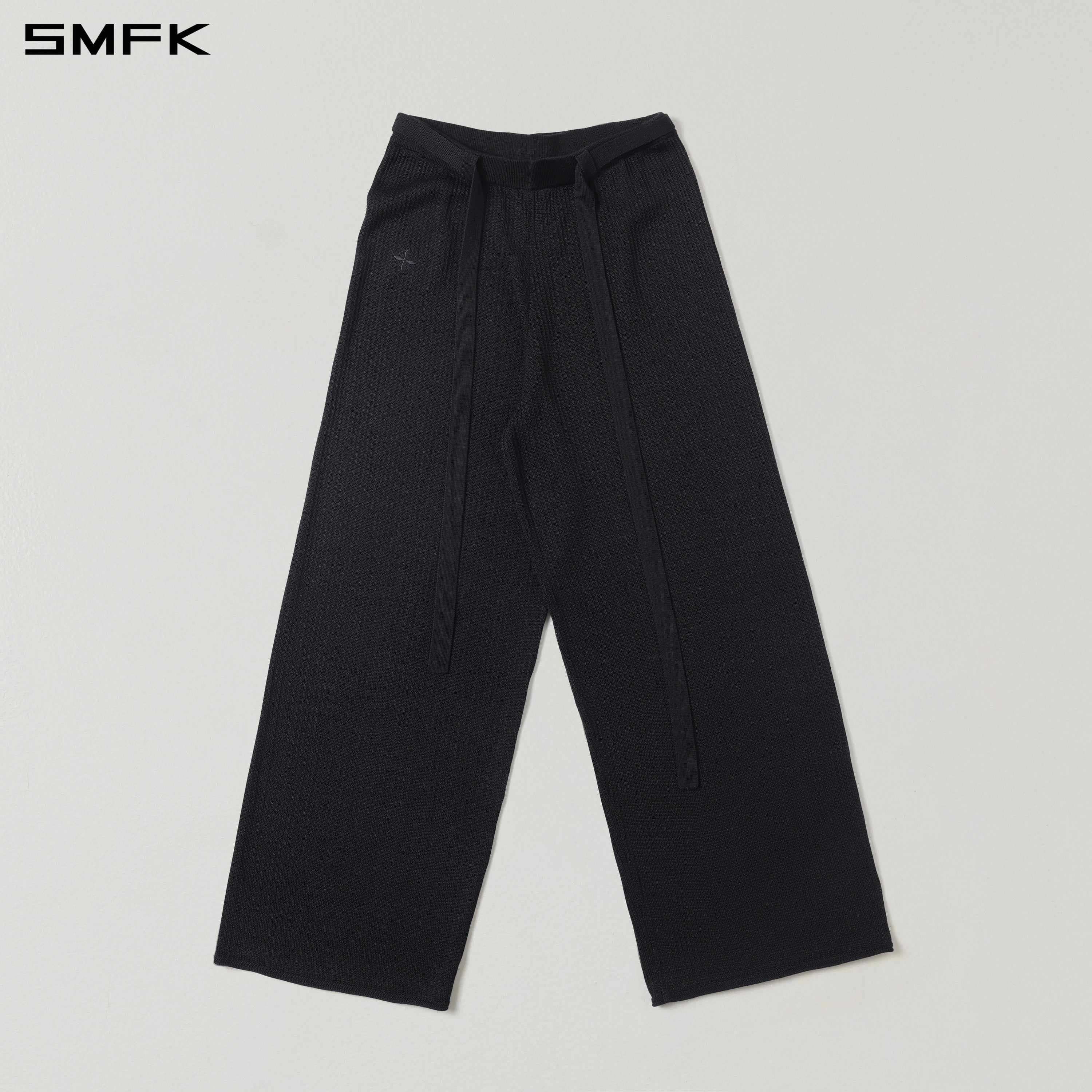 黒のストレートレッグニットパンツ