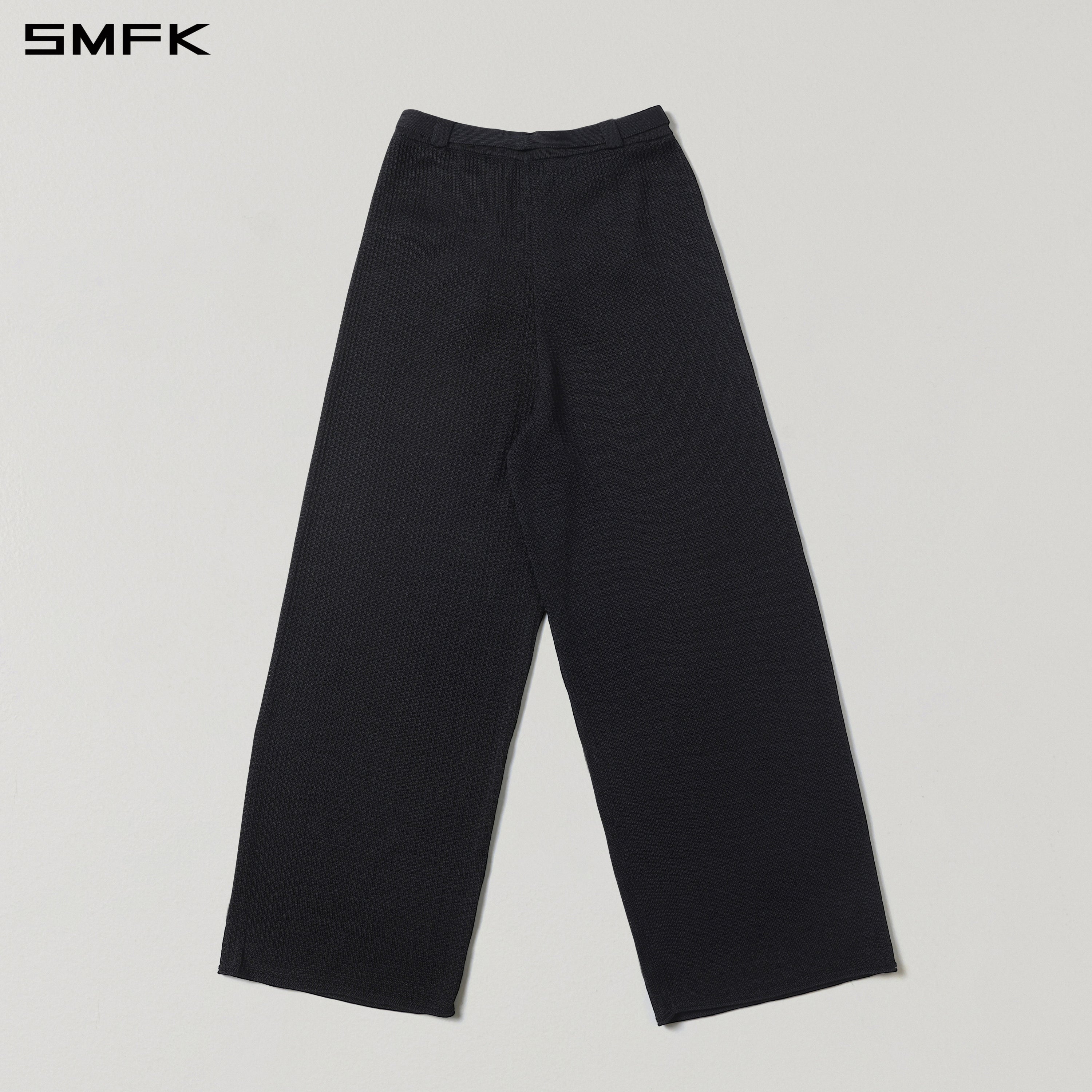 黒のストレートレッグニットパンツ