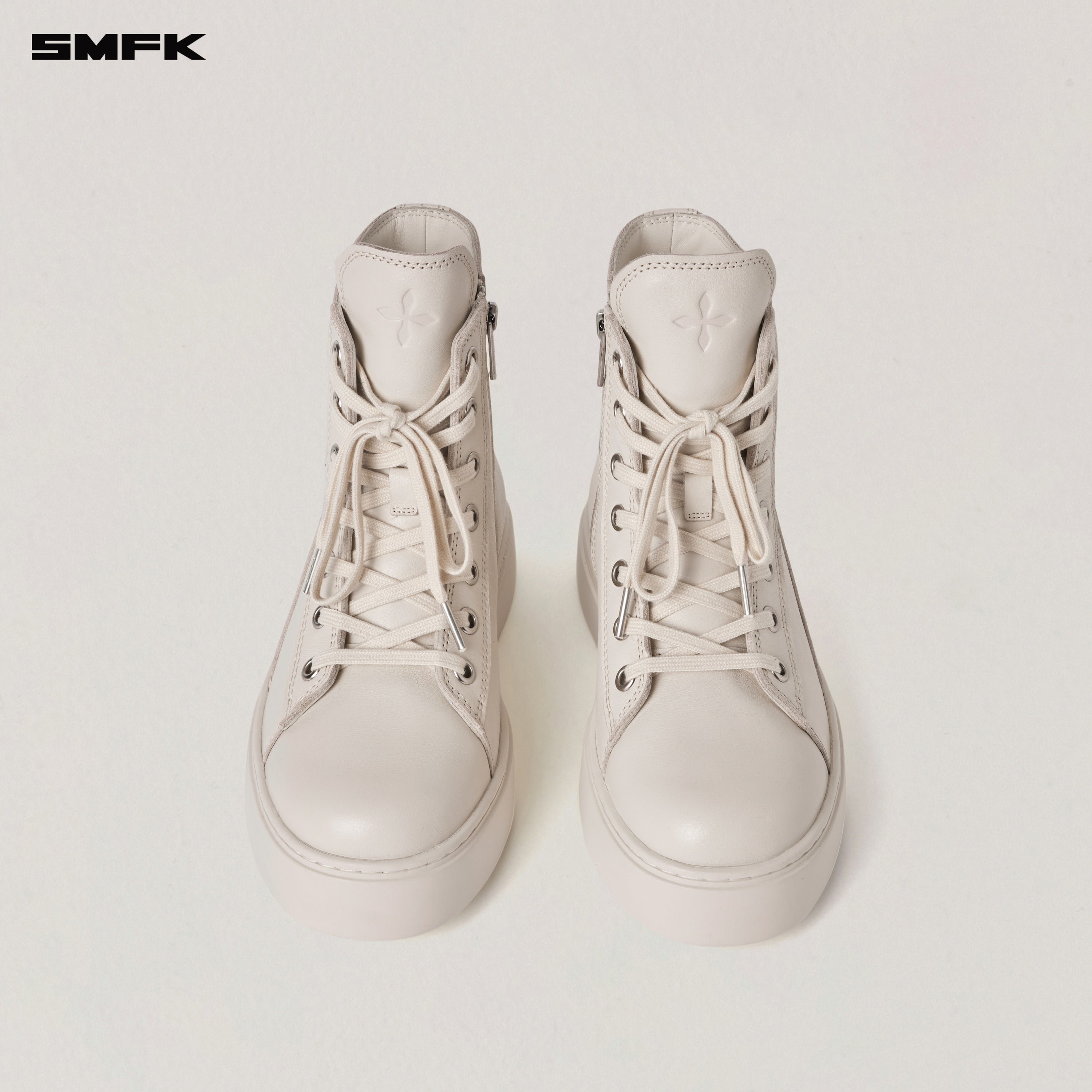 原産地: ホワイトレザーのハイカットアスレチックブーツ