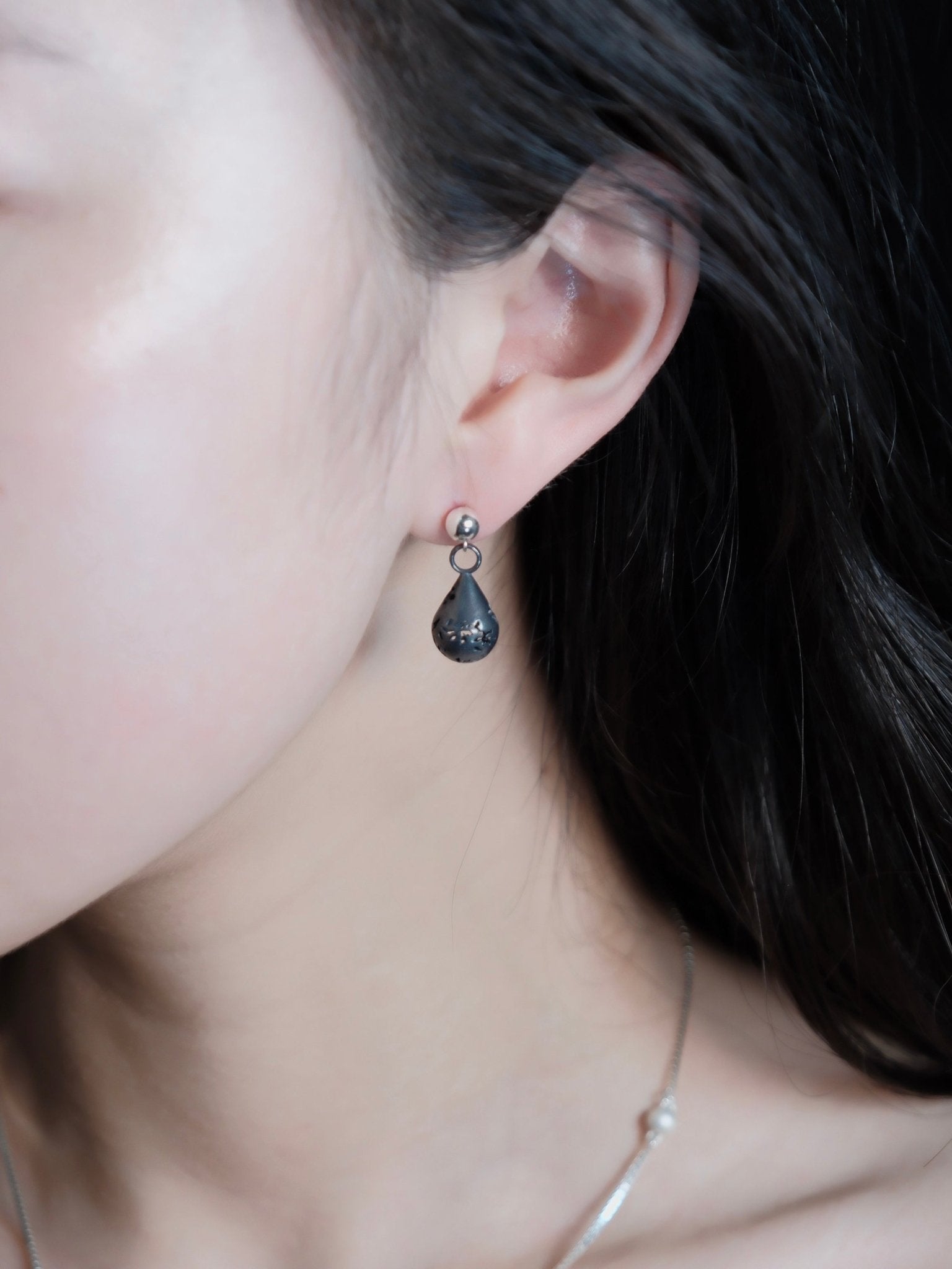 CHENG Black Silver Sculpted Flower Pattern Raindrop Earrings | MADA IN CHINA