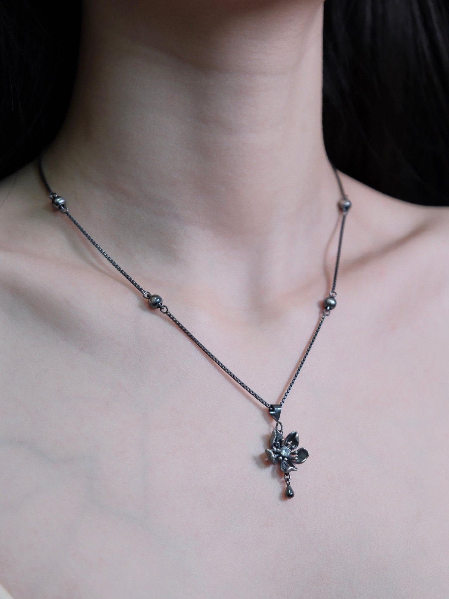 CHENG Black Silver Skeletonized Dewy Peach Blossom Necklace | MADA IN CHINA