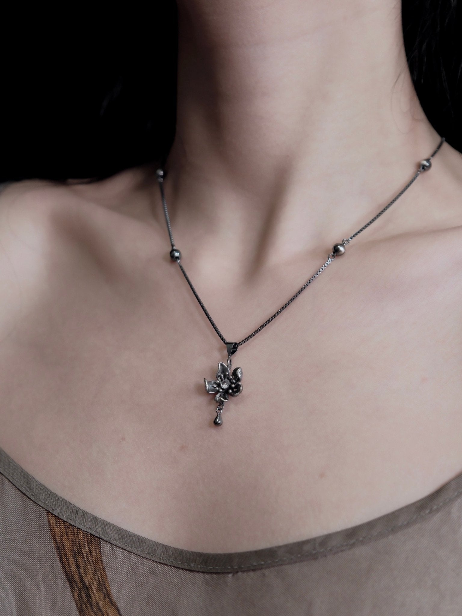 CHENG Black Silver Skeletonized Dewy Peach Blossom Necklace | MADA IN CHINA