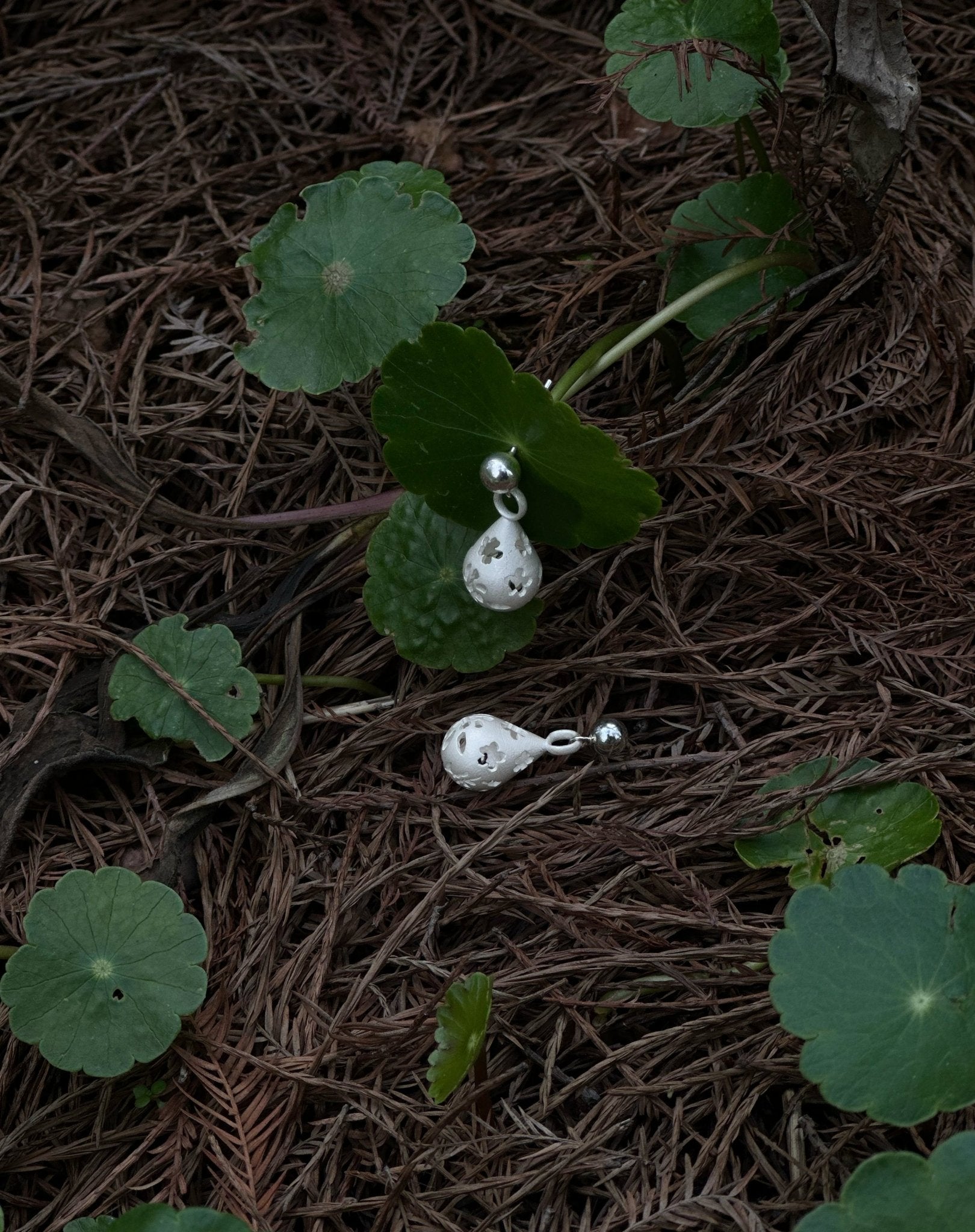 CHENG Burnt White Sculpted Flower Pattern Raindrop Earrings | MADA IN CHINA