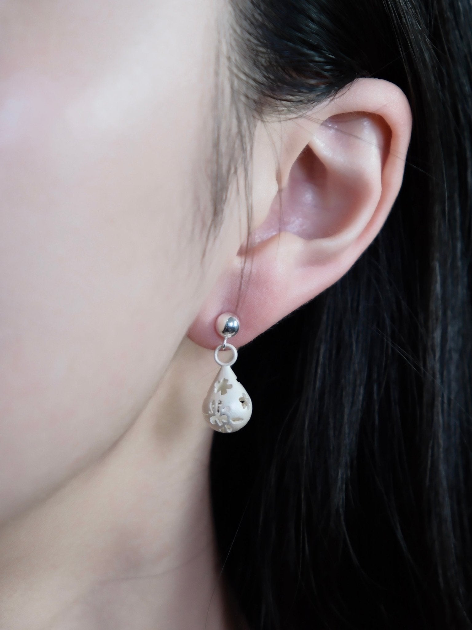 CHENG Burnt White Sculpted Flower Pattern Raindrop Earrings | MADA IN CHINA