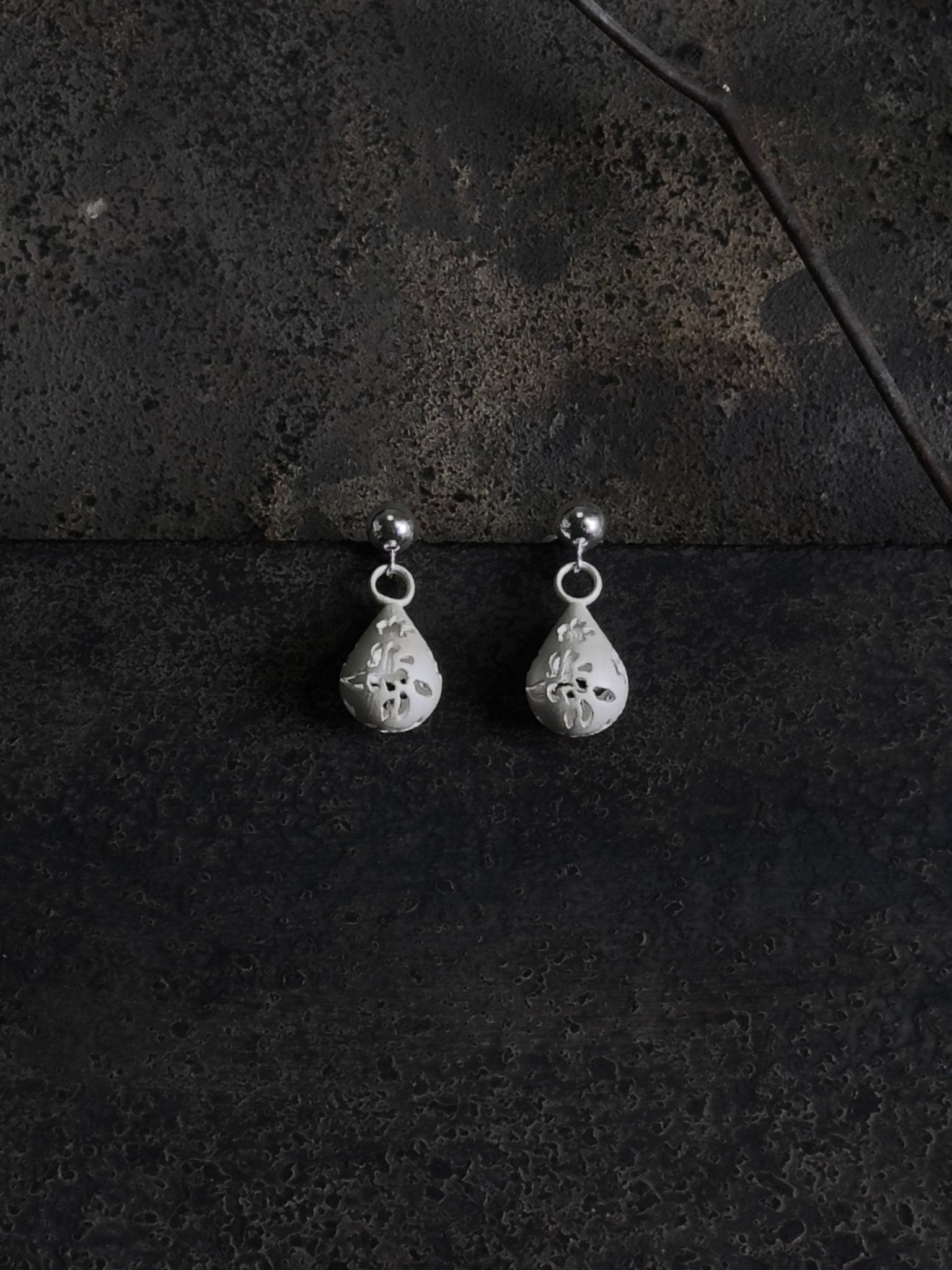 CHENG Burnt White Sculpted Flower Pattern Raindrop Earrings | MADA IN CHINA