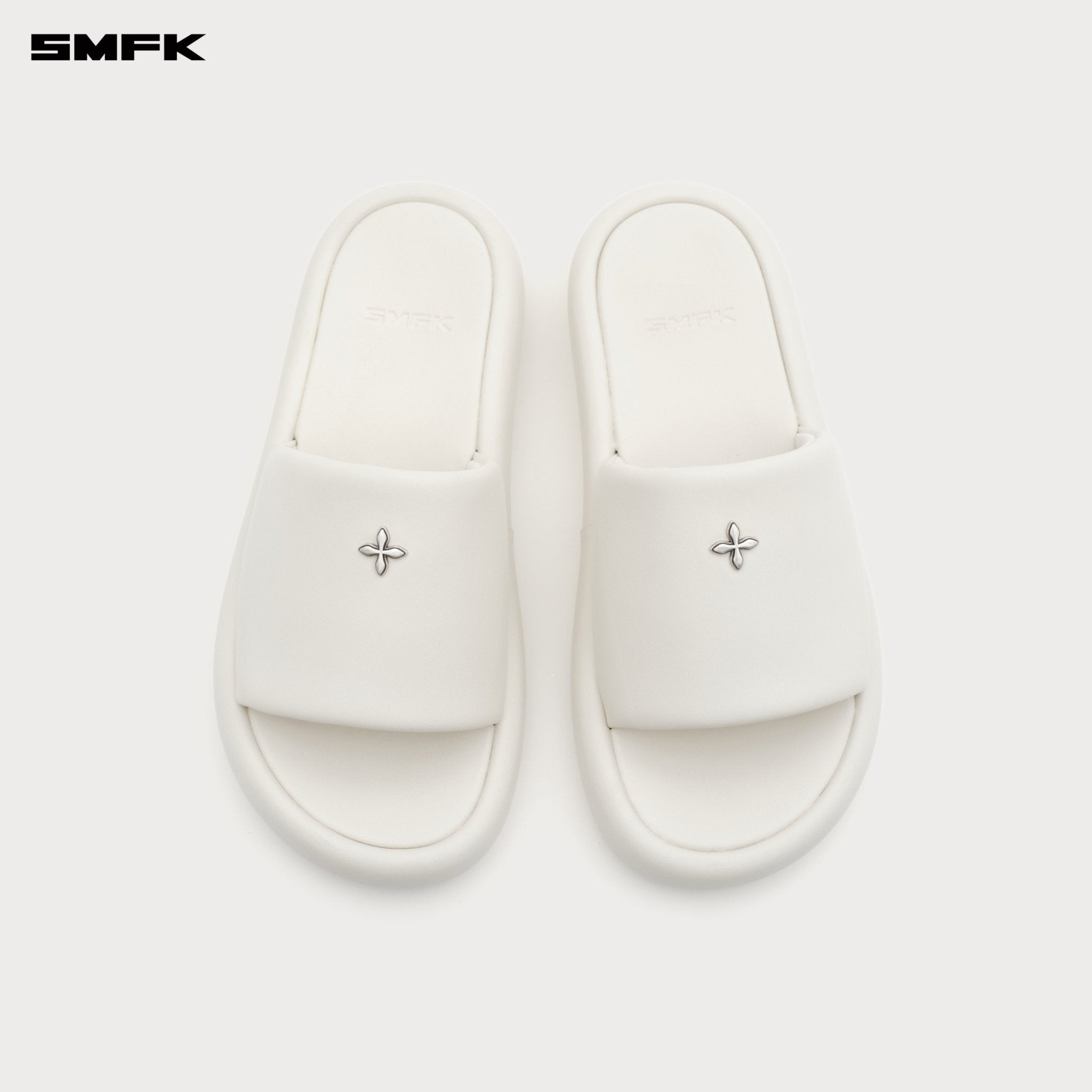 SMFK Compass Badge Leather Slippers In White | MADAX