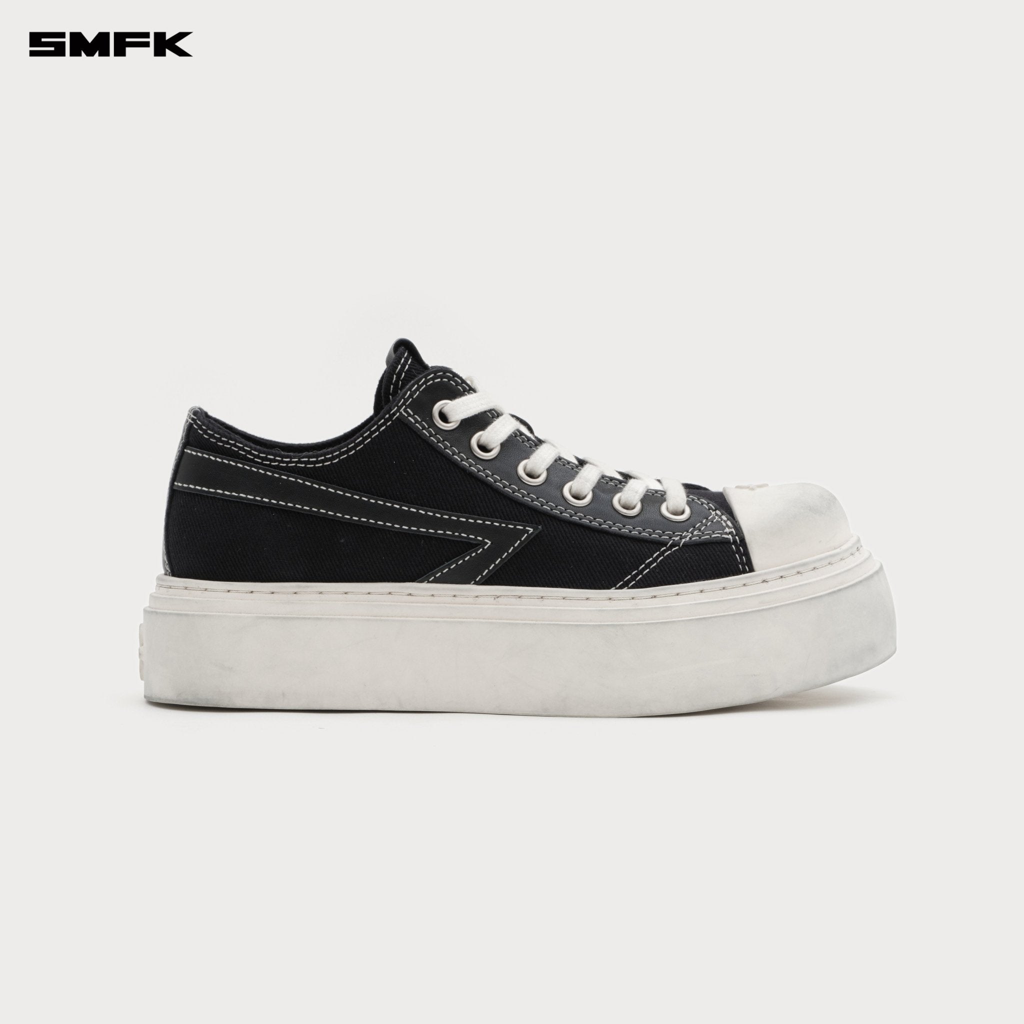 SMFK Compass Meteor Rove Low - Top Sneaker In Black | MADAX