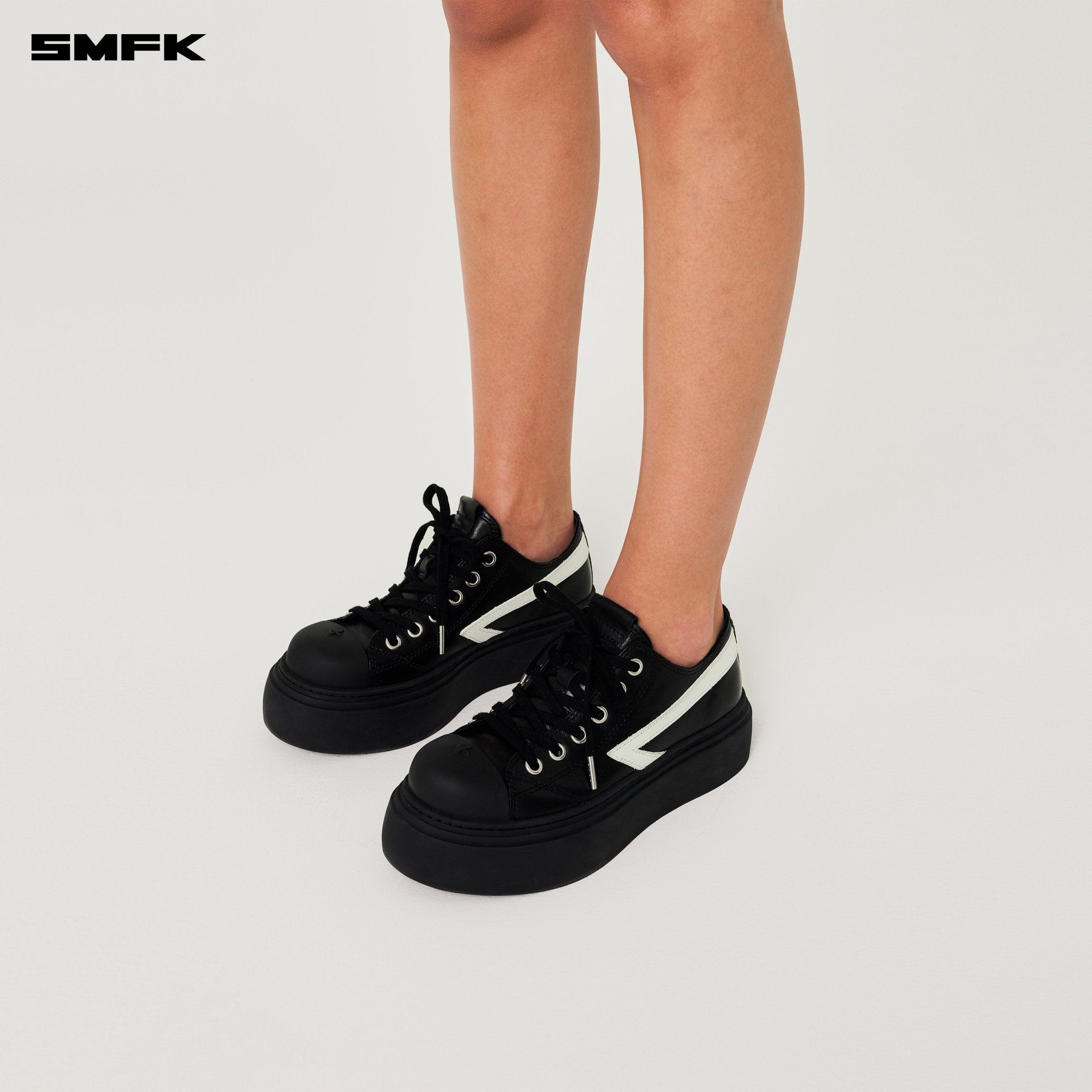 SMFK Compass Meteor Rove Night Low - Top Sneaker In Black | MADAX