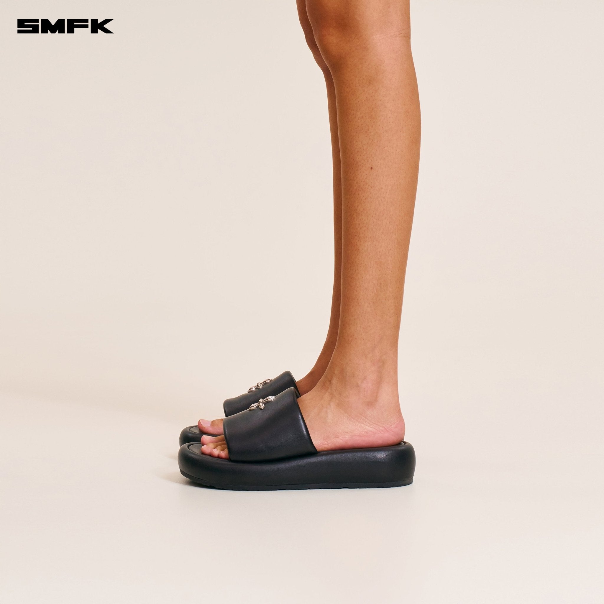 SMFK Compass Mode Unity Leather Slipper In Black | MADAX