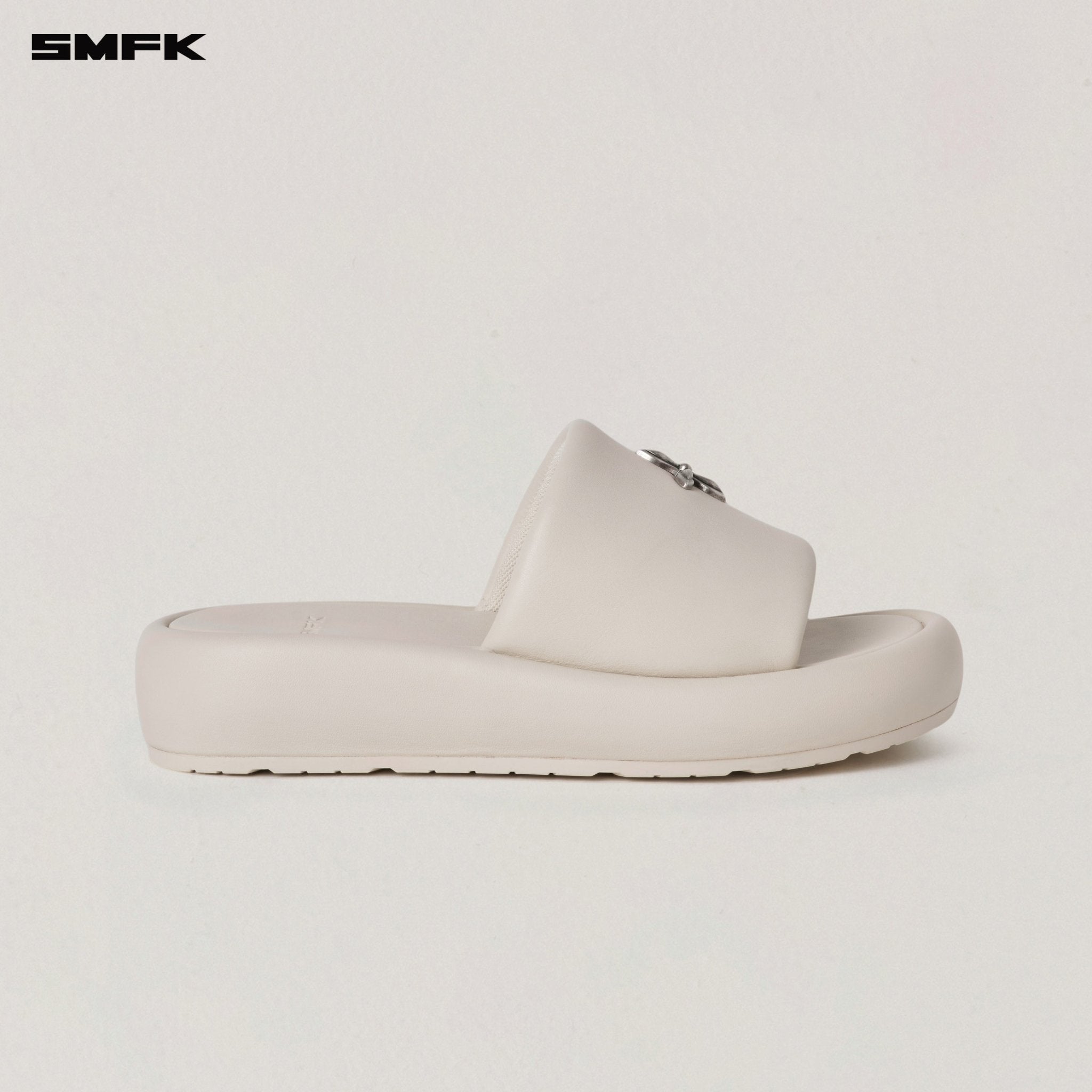 SMFK Compass Mode Unity Leather Slipper In White | MADAX