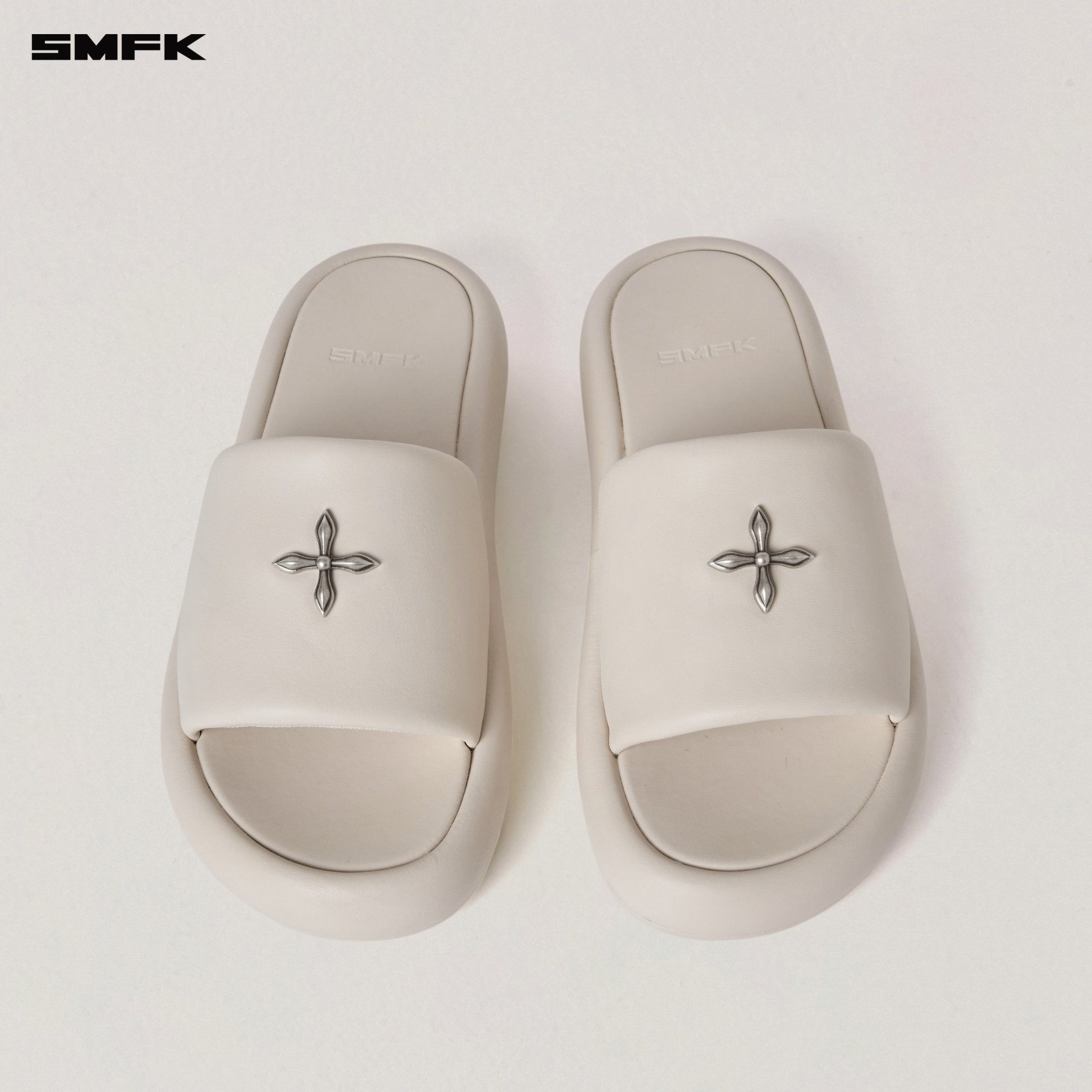 SMFK Compass Mode Unity Leather Slipper In White | MADAX