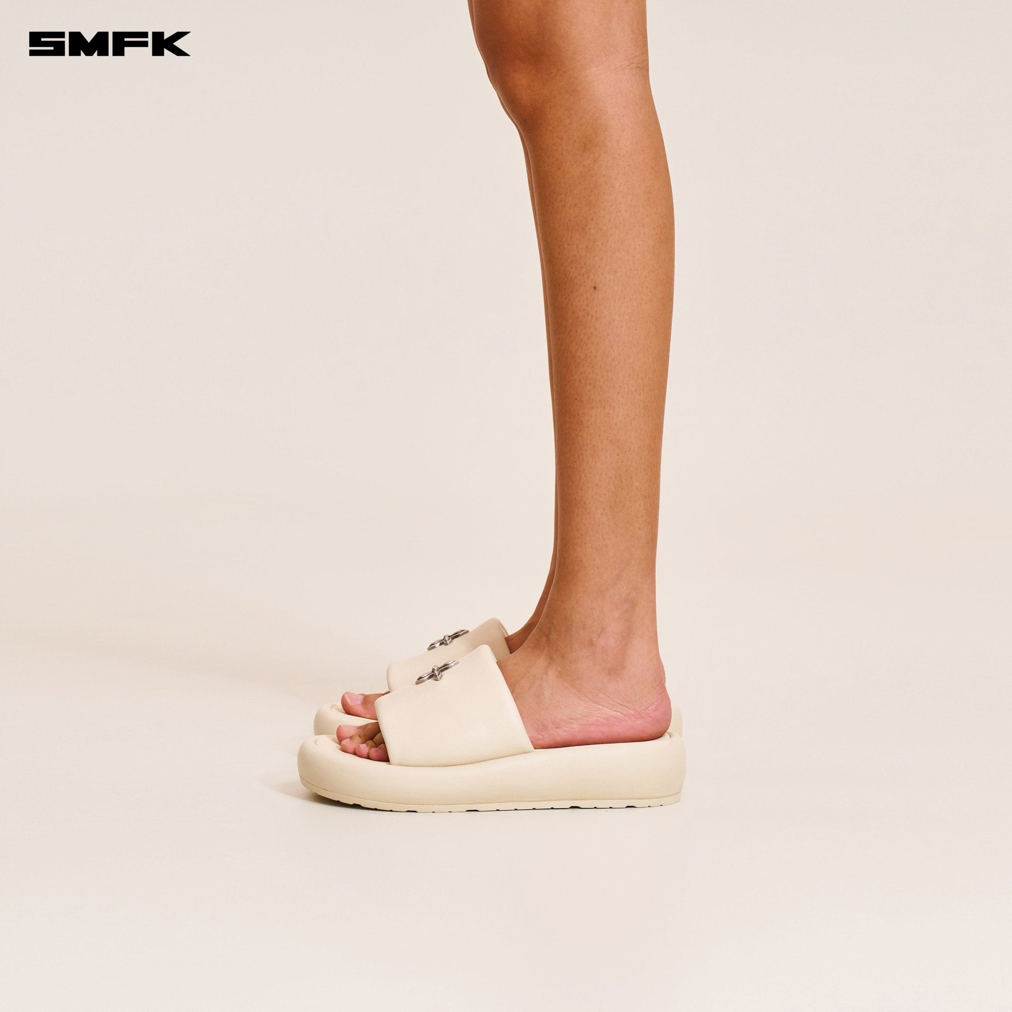 SMFK Compass Mode Unity Leather Slipper In White | MADAX