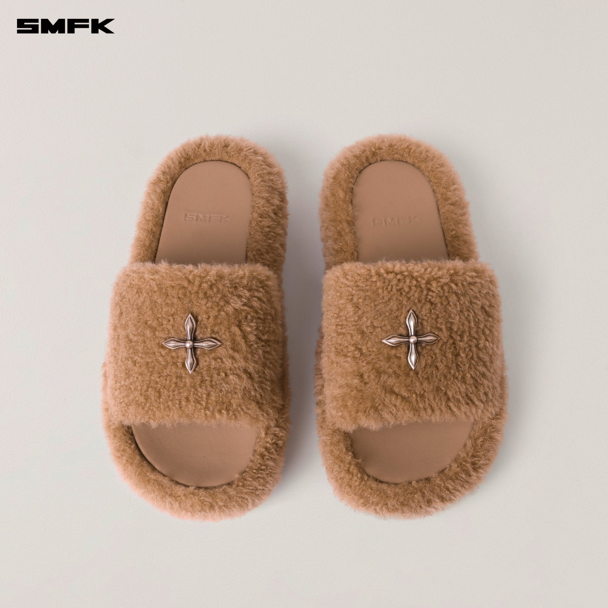 SMFK Compass Mode Wool Shearling Slipper In Tan | MADAX