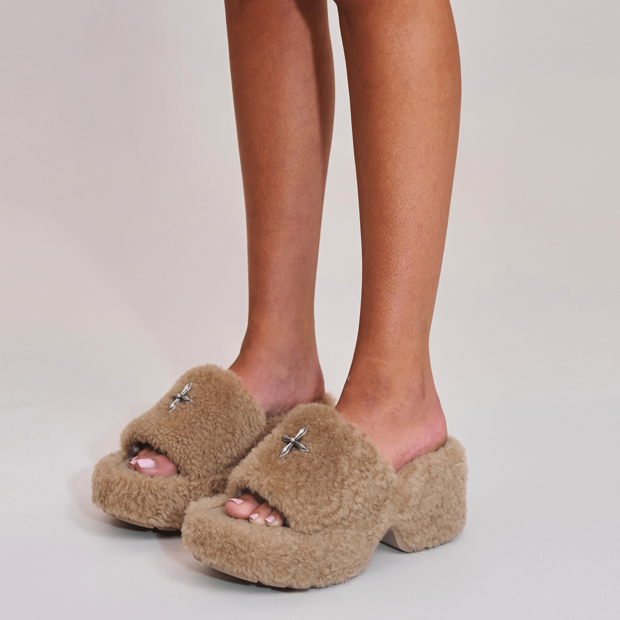 SMFK COMPASS MODE WOOL SHEARLING UNITY SLIPPER/HIGH SAND | MADAX