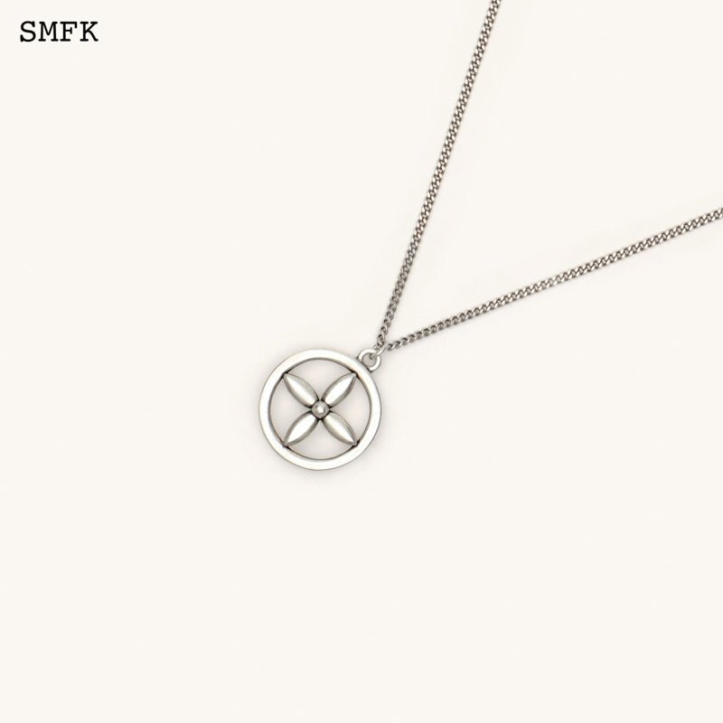 SMFK Compass Necklace Antique Silver (Medium) | MADA IN CHINA