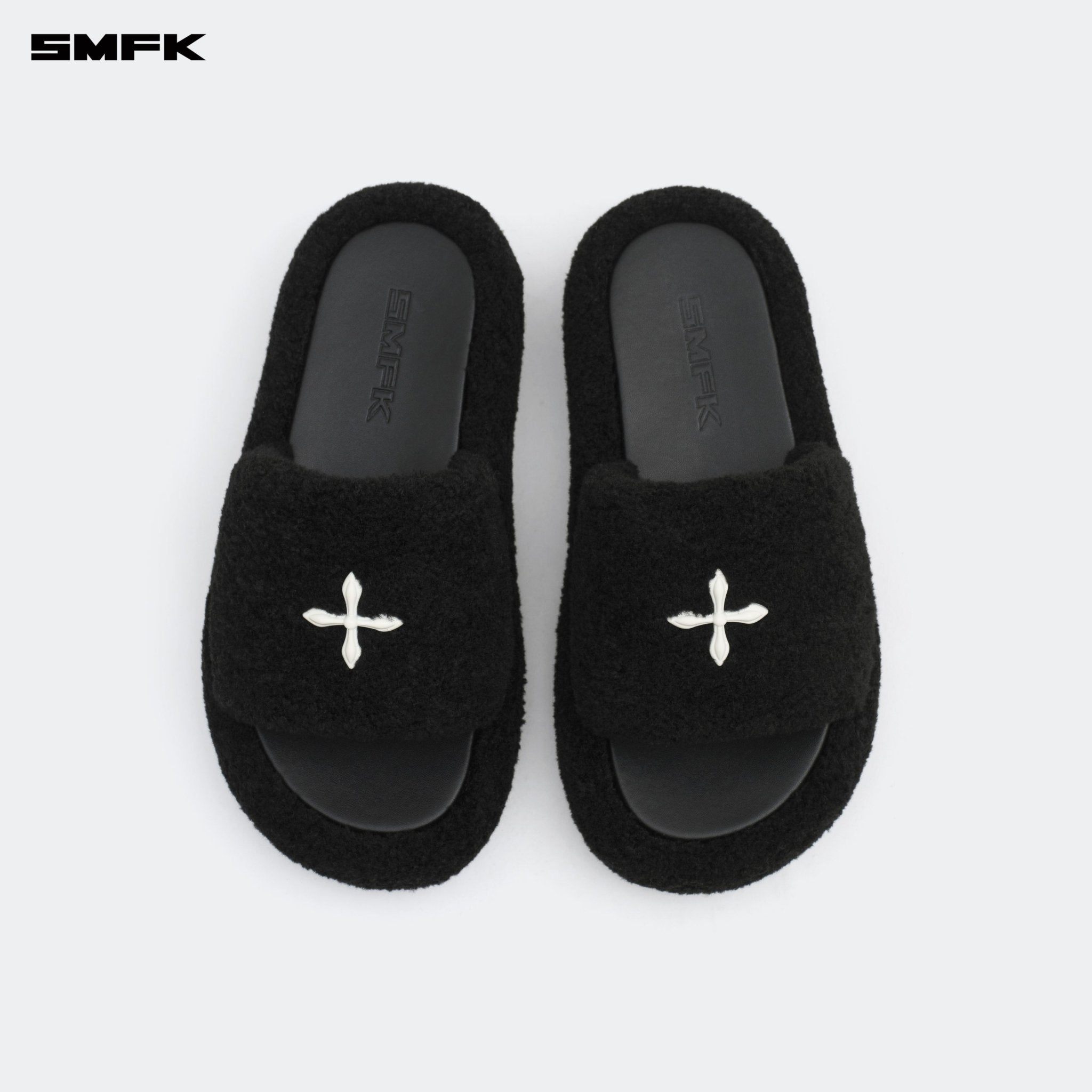 SMFK COMPASS WOOLLY Classic Furry Slipper In Black | MADAX