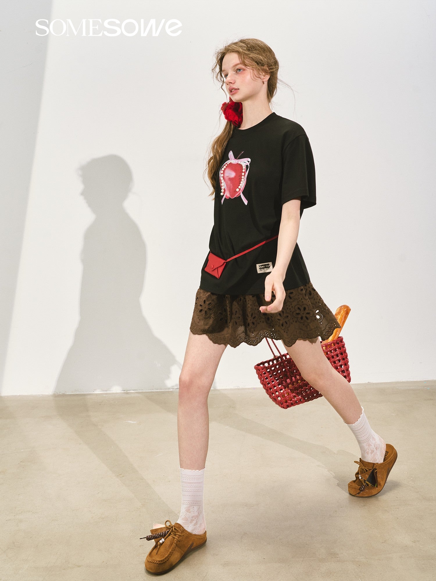 SOMESOWE Fairy Tale Apple Outline Short Sleeve T-Shirt In Black | MADAX