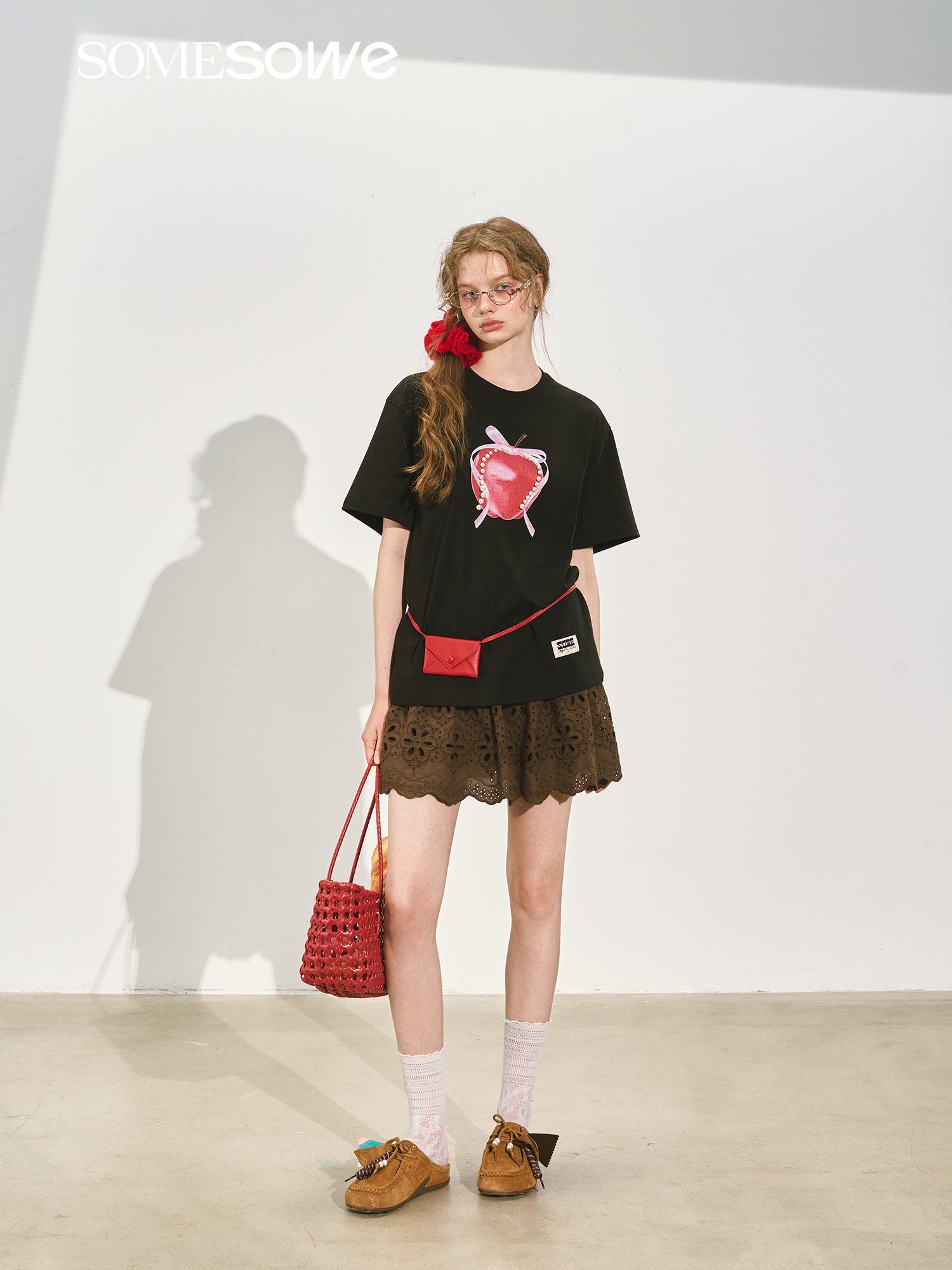 SOMESOWE Fairy Tale Apple Outline Short Sleeve T-Shirt In Black | MADAX