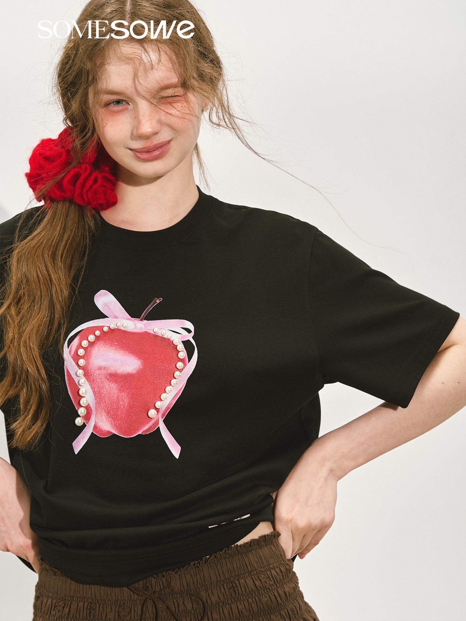SOMESOWE Fairy Tale Apple Outline Short Sleeve T-Shirt In Black | MADAX