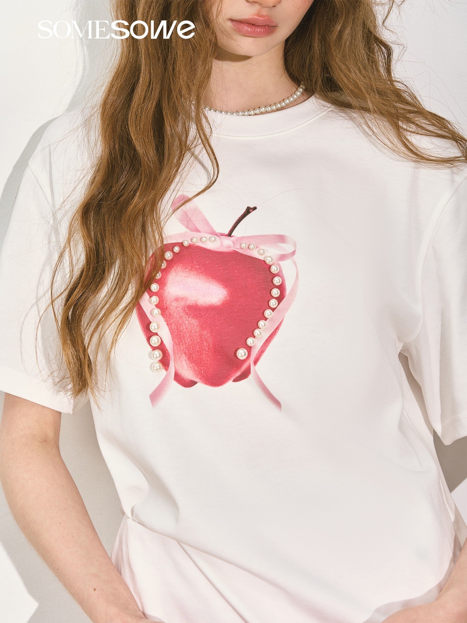 SOMESOWE Fairy Tale Apple Outline Short Sleeve T-Shirt In White | MADAX