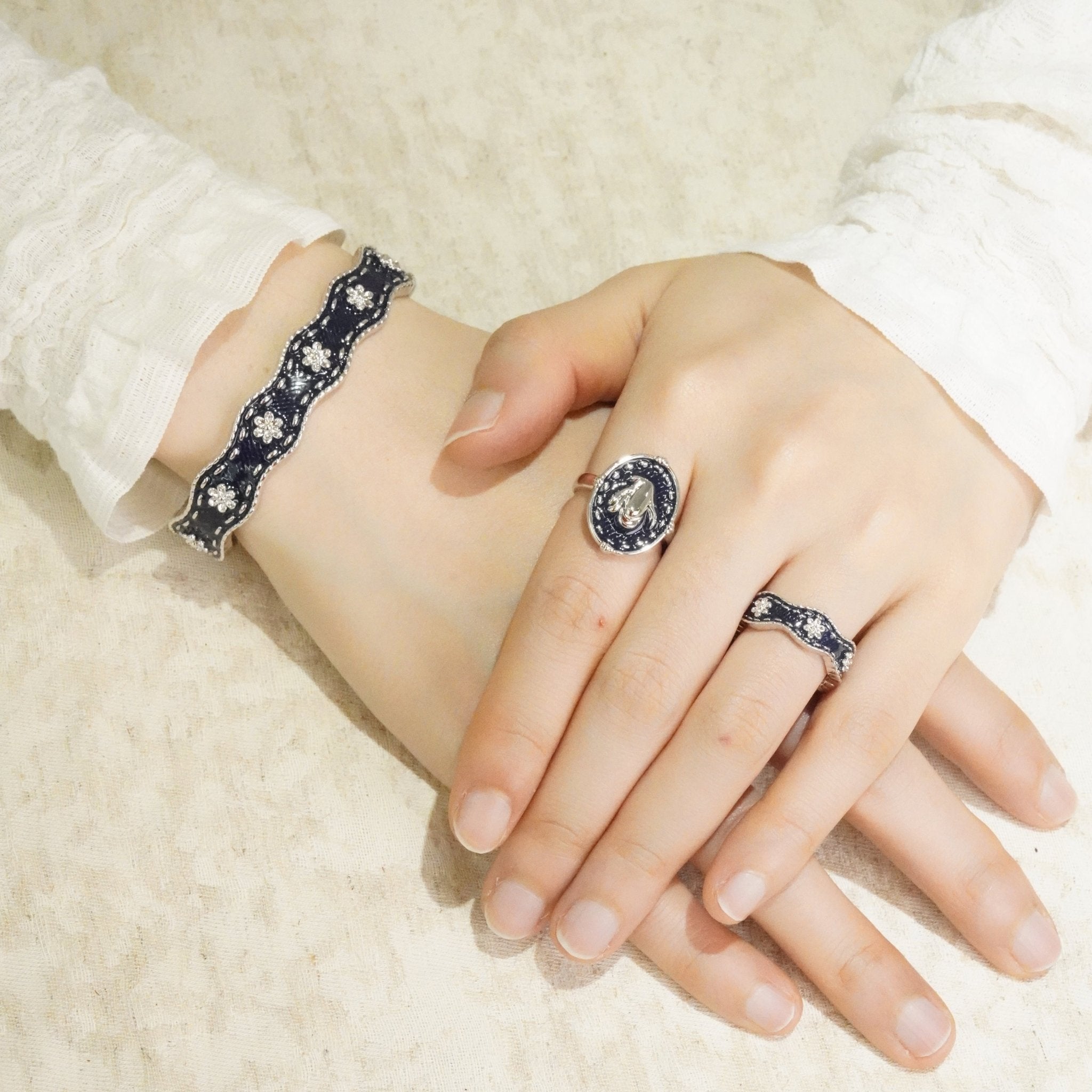 ToneTale Flower Rain Magnolia Denim Badge Ring White Gold | MADAX