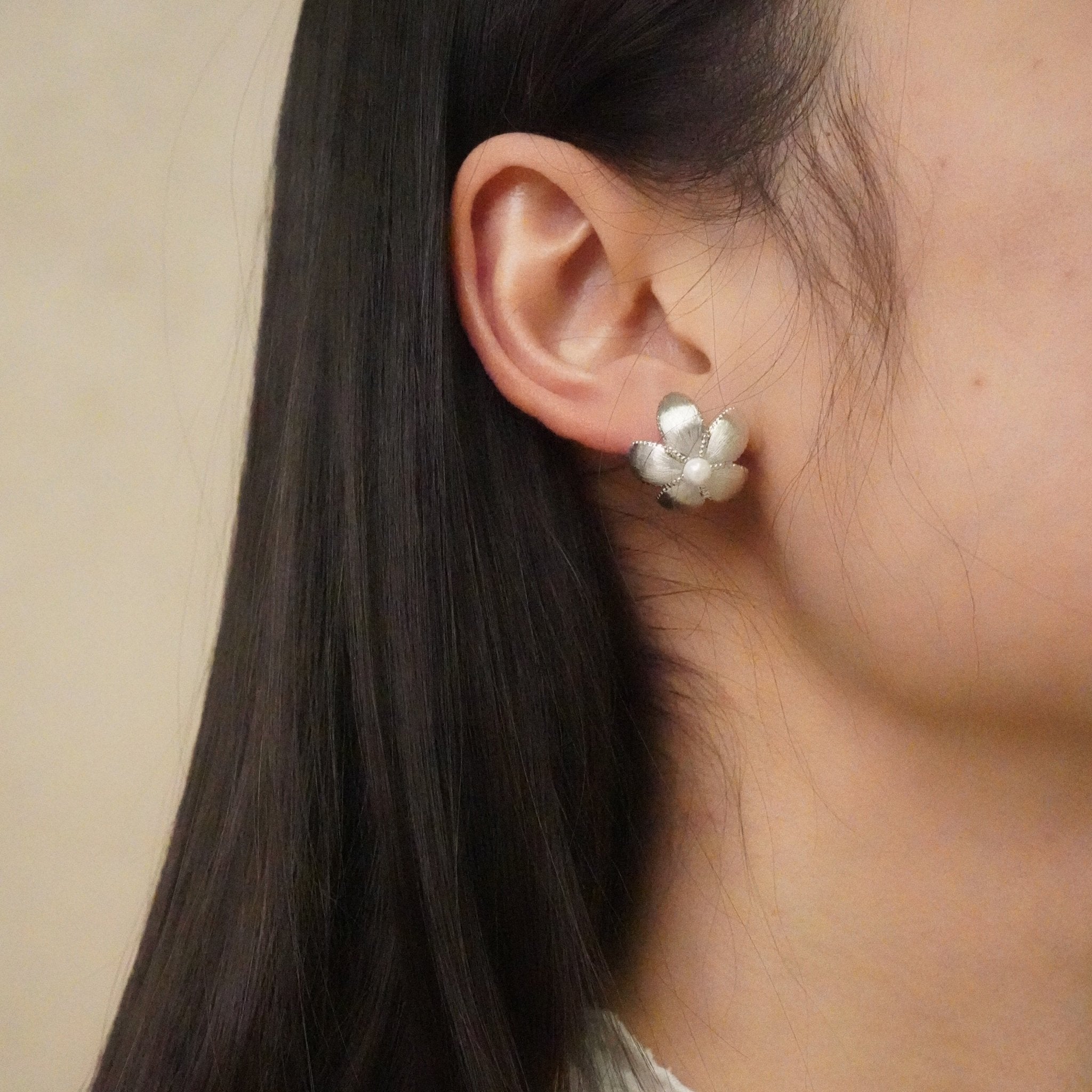 ToneTale Flower Rain Star Flower Large Earrings in White Gold | MADAX