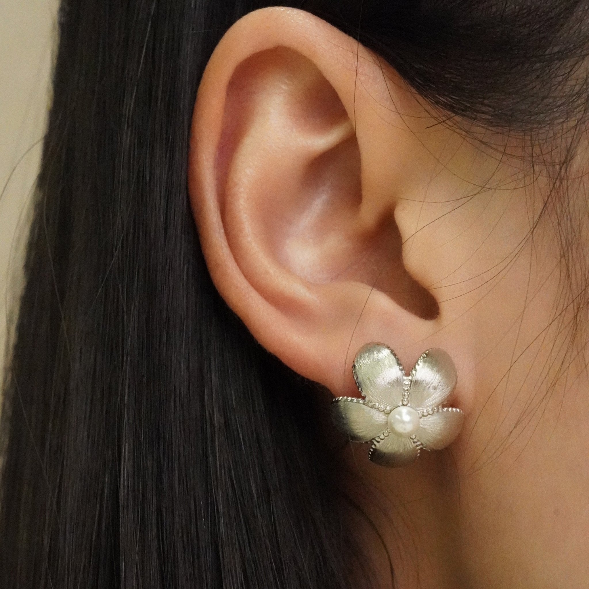 ToneTale Flower Rain Star Flower Large Earrings in White Gold | MADAX